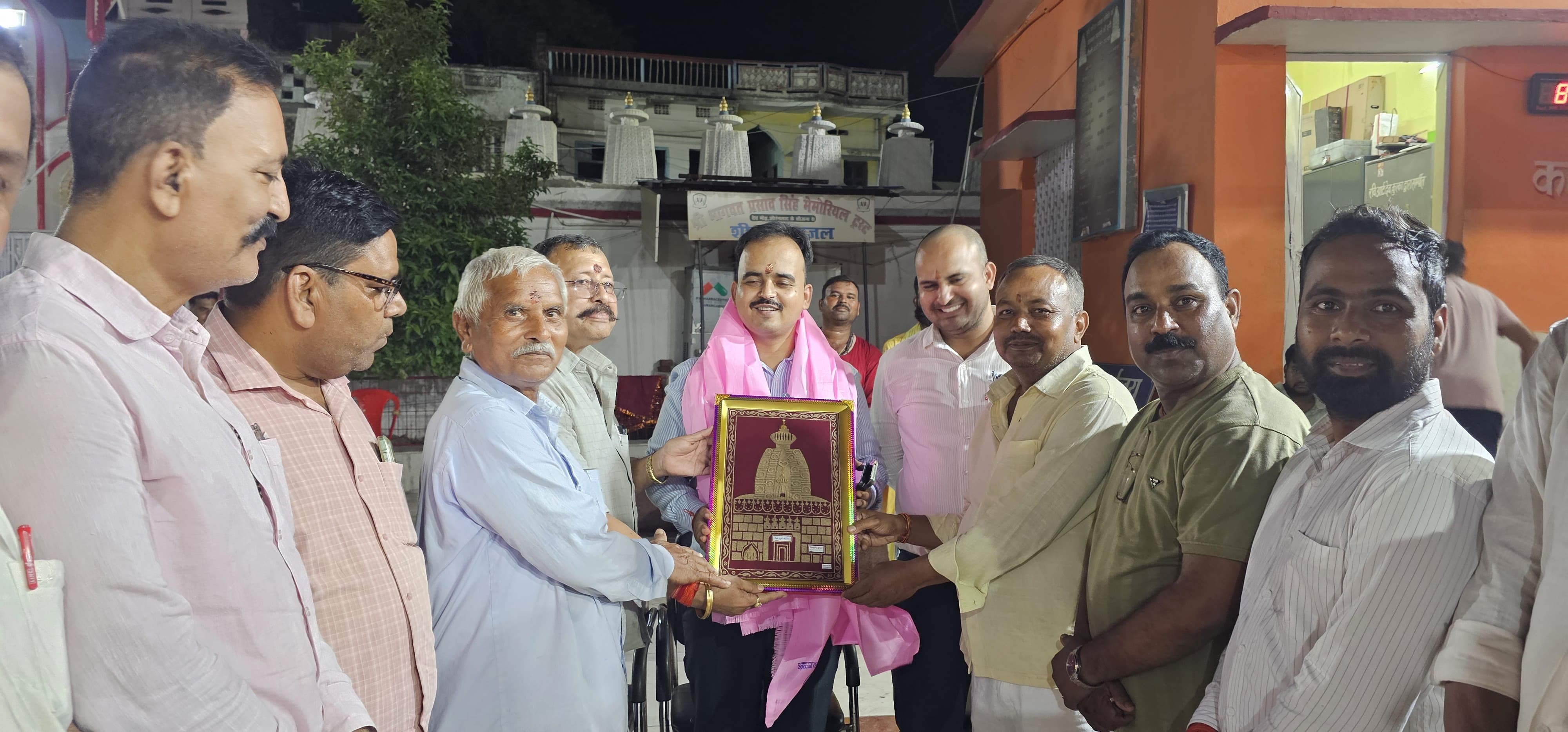 औरंगाबाद देव सूर्य मंदिर पहुंचे नव नियुक्त SDO, भगवान भास्कर की पूजा कर संभाली न्यास समिति की जिम्मेदारी