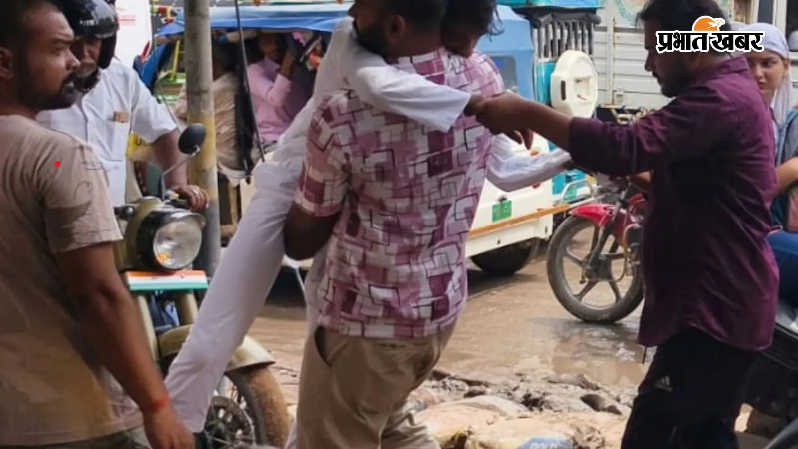 सारण में महाजाम की भयावह तस्वीर, मरीज को कंधे पर उठाकर अस्पताल ले जाने को मजबूर हुए परिजन