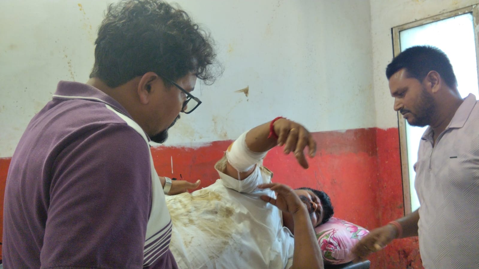 अमरपुर में कीचड़ में फिसलकर पलटी स्कूटी, अंडा व्यवसायी समेत दो घायल