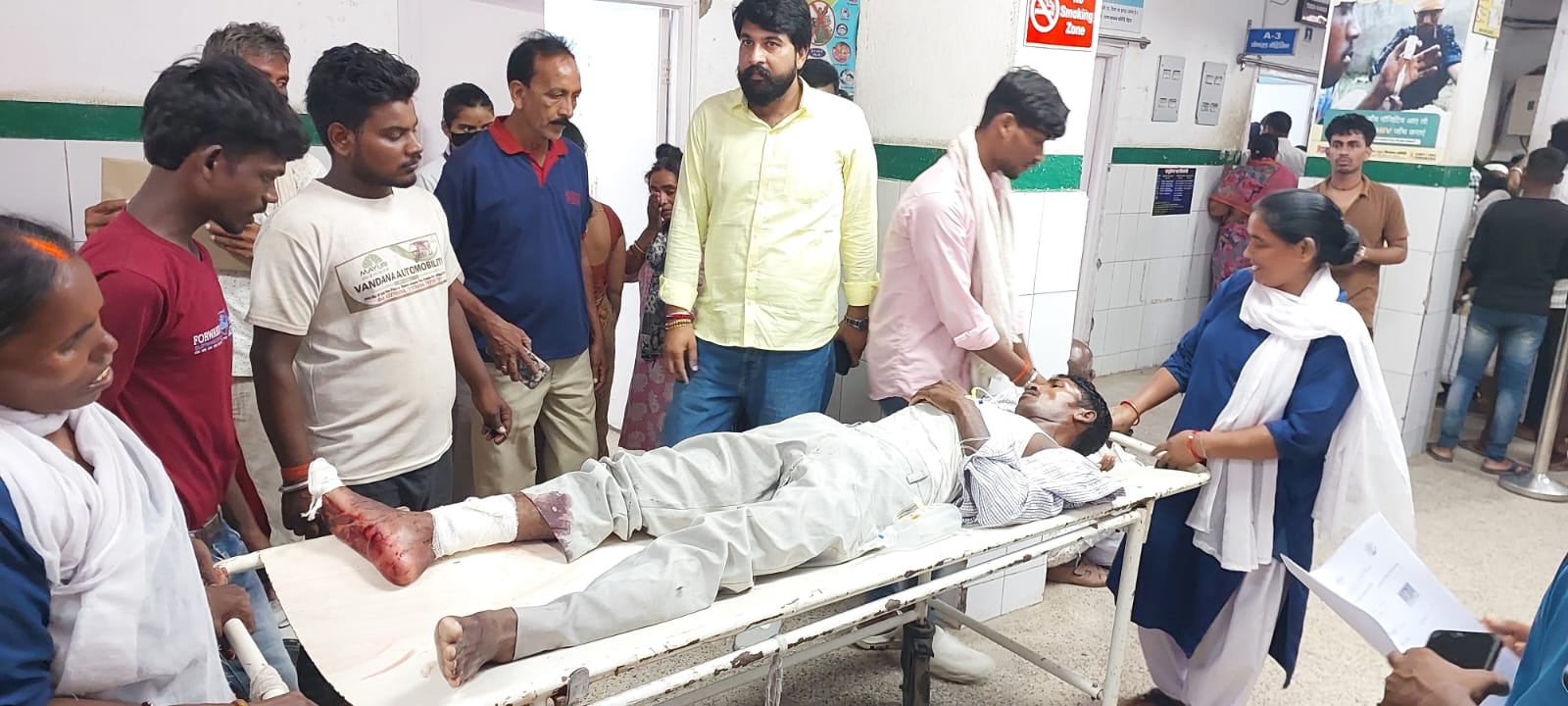 रामगढ़ चौक के शिवनगर के पास ई-रिक्शा और बाइक की टक्कर, तीन लोग घायल