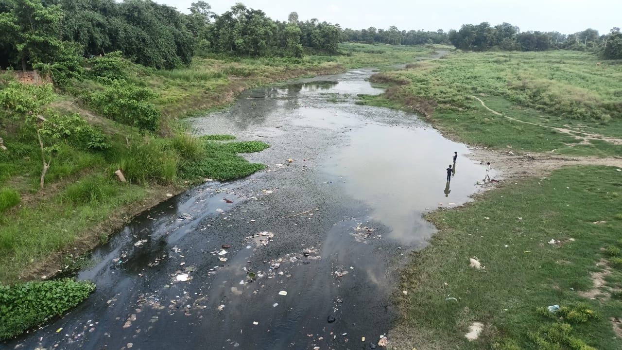 बरसात में भी सूखने के कगार पर अधवारा और मरहा नदी, सिमटती धारा से किसान चिंतित