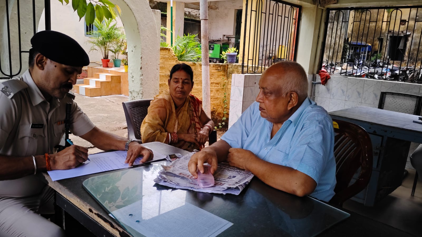 बस स्टैंड पर शातिर पॉकेटमार रंगे हाथ गिरफ्तार, सेवानिवृत्त रेलकर्मी से 5 हजार रुपये और रेलवे पास उड़ाया