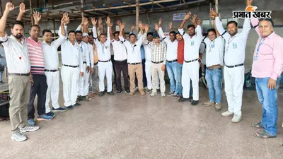 सीवान रेलवे स्टेशन पर काली पट्टी बांधकर ड्यूटी पर उतरे स्टेशन मास्टर, लंबित मांगों को लेकर किया प्रदर्शन