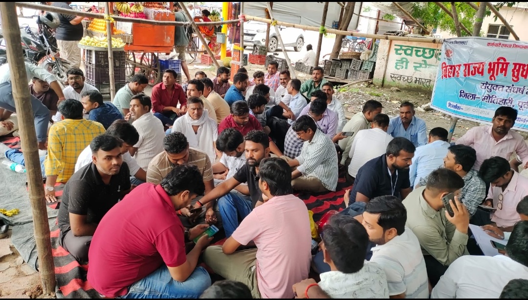 आश्वासन के बाद भी मांगें पूरी नहीं हुईं, अब सरकार के खिलाफ आंदोलन तेज करेंगे भूमि सुधार कर्मचारी