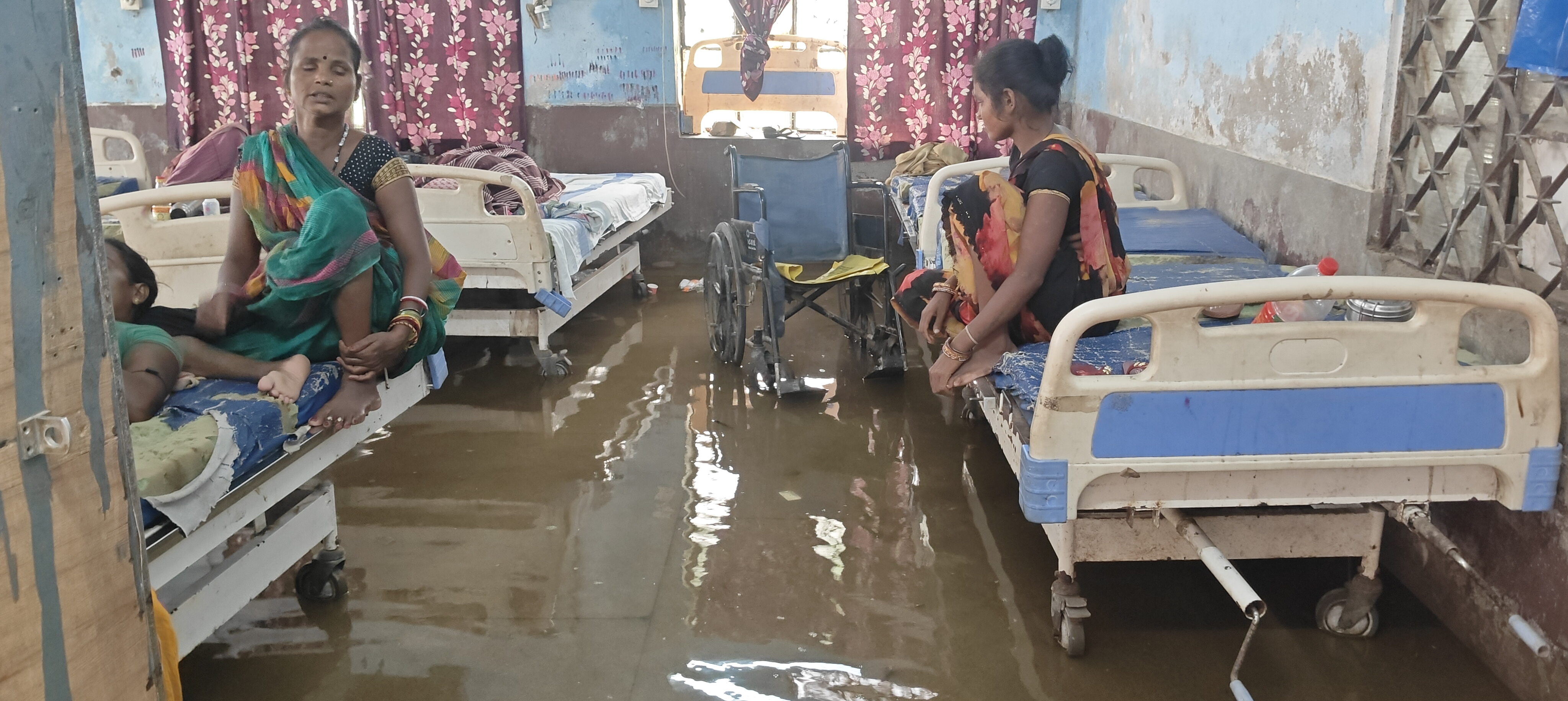 बारिश ने अस्पताल को बना दिया तालाब, वार्ड में घुसा गंदा पानी; मरीजों को गोद में उठाकर पहुंचाना पड़ा