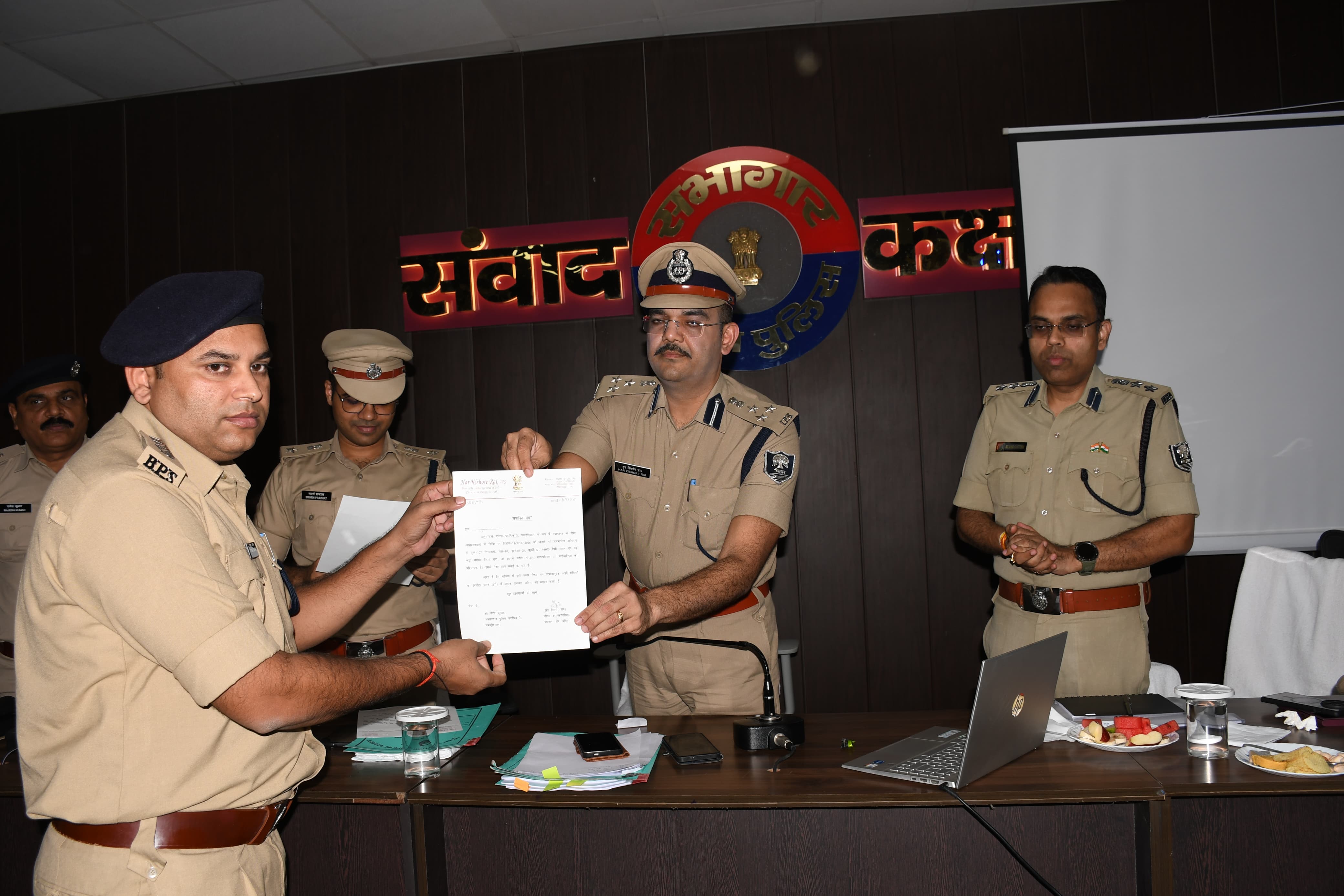 107 गिरफ्तारियां, शराब और हथियार बरामद... शानदार कार्रवाई पर डीआईजी ने दो पुलिस अधिकारियों को किया सम्मानित