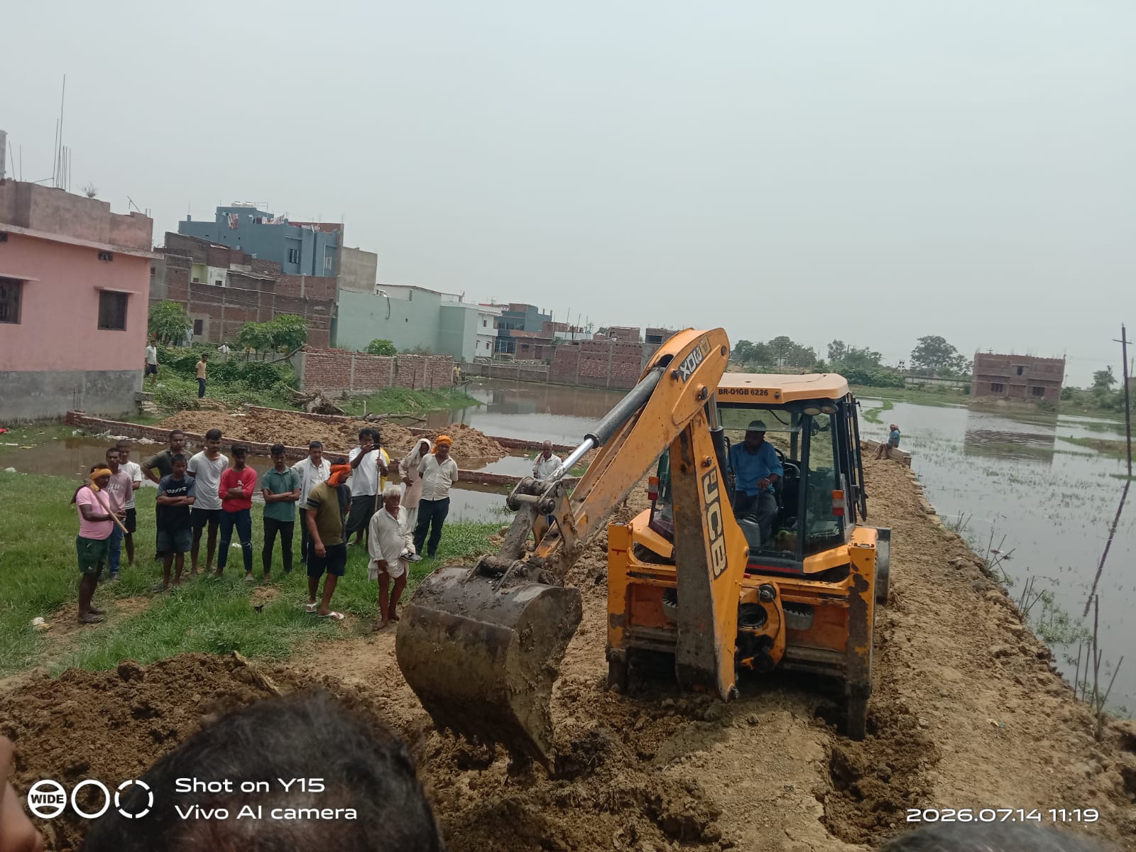 रोहतास: नोखा में प्रशासन का इंतजार खत्म, JCB लेकर खुद अतिक्रमण हटाने पहुंच गए सैकड़ों किसान