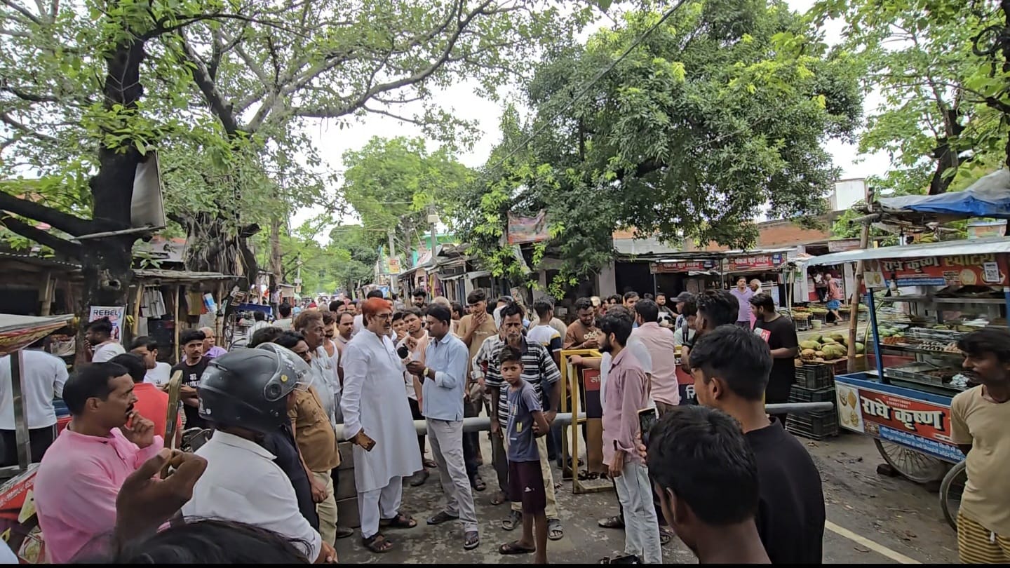 सीवान: ट्रांसफार्मर जलने से नाराज ग्रामीणों ने कदम मोड़ किया जाम, डेढ़ घंटे तक ठप रहा आवागमन
