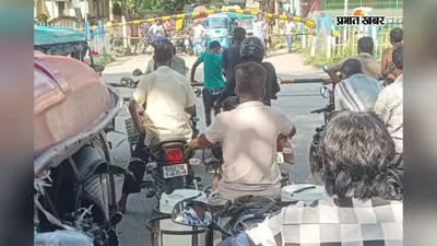 बंद फाटक पार करने की जल्दबाजी में बैरियर से टकराया टोटो, इंटरसिटी एक्सप्रेस गुजरने के दौरान टला बड़ा हादसा