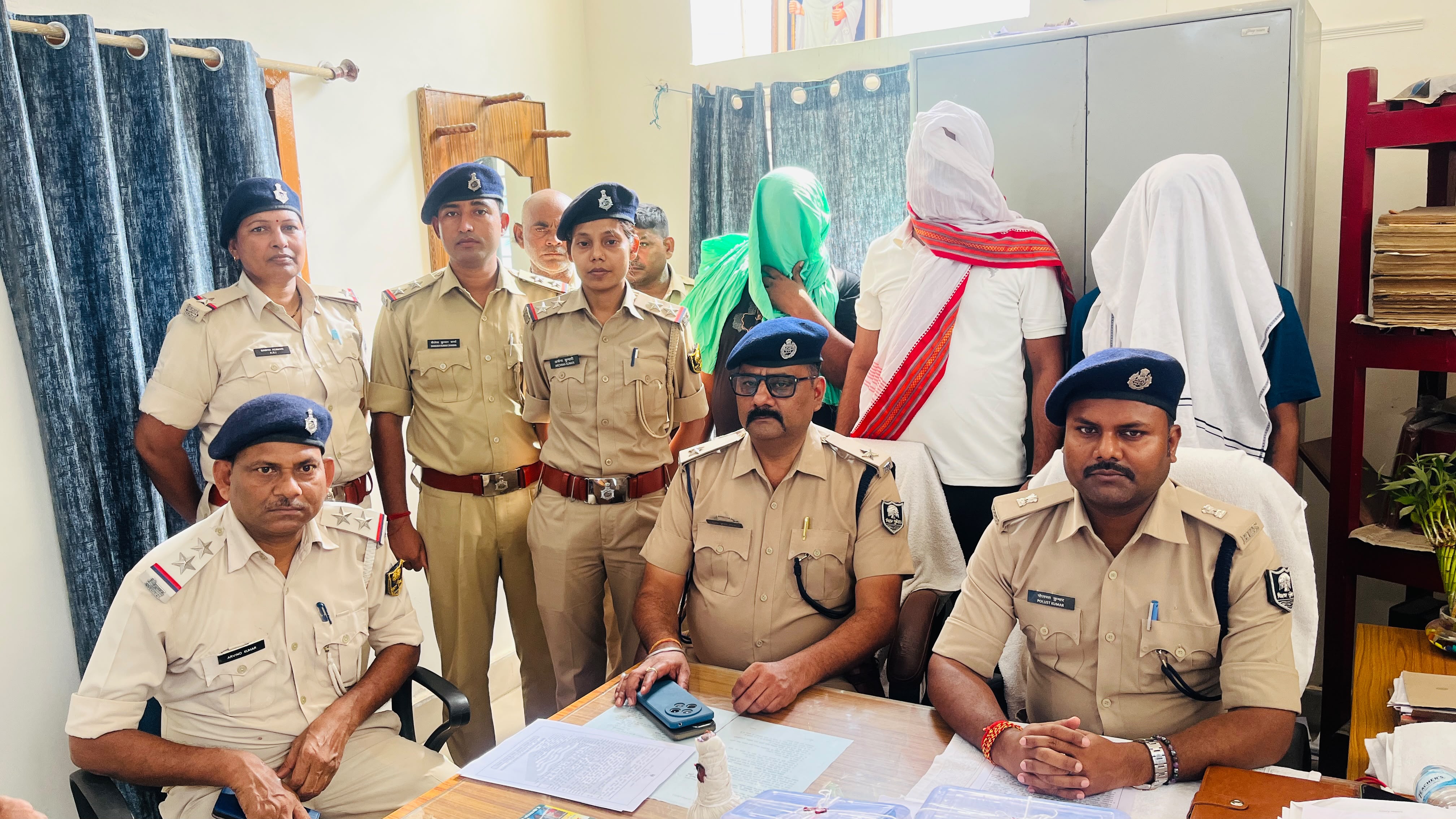 बक्सर में मोबाइल रिपेयरिंग दुकान में चल रही थी शराब पार्टी, पुलिस रेड में देशी कट्टा और कारतूस बरामद, 3 गिरफ्तार