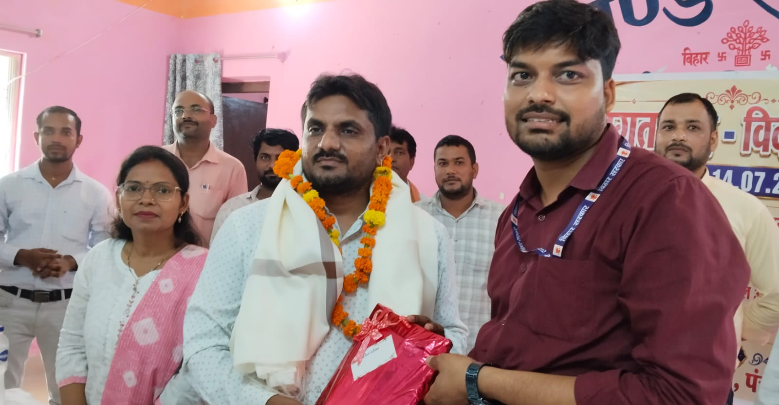 गोपालगंज: पंचदेवरी के निवर्तमान सीओ तरुण कुमार रंजन को भावभीनी विदाई, नई सीओ उमा कुमारी का भव्य स्वागत