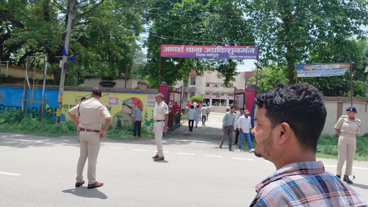 उदाकिशुनगंज में हेलमेट जांच अभियान तेज, 50 बाइक चालकों से 57 हजार रुपये जुर्माना वसूला