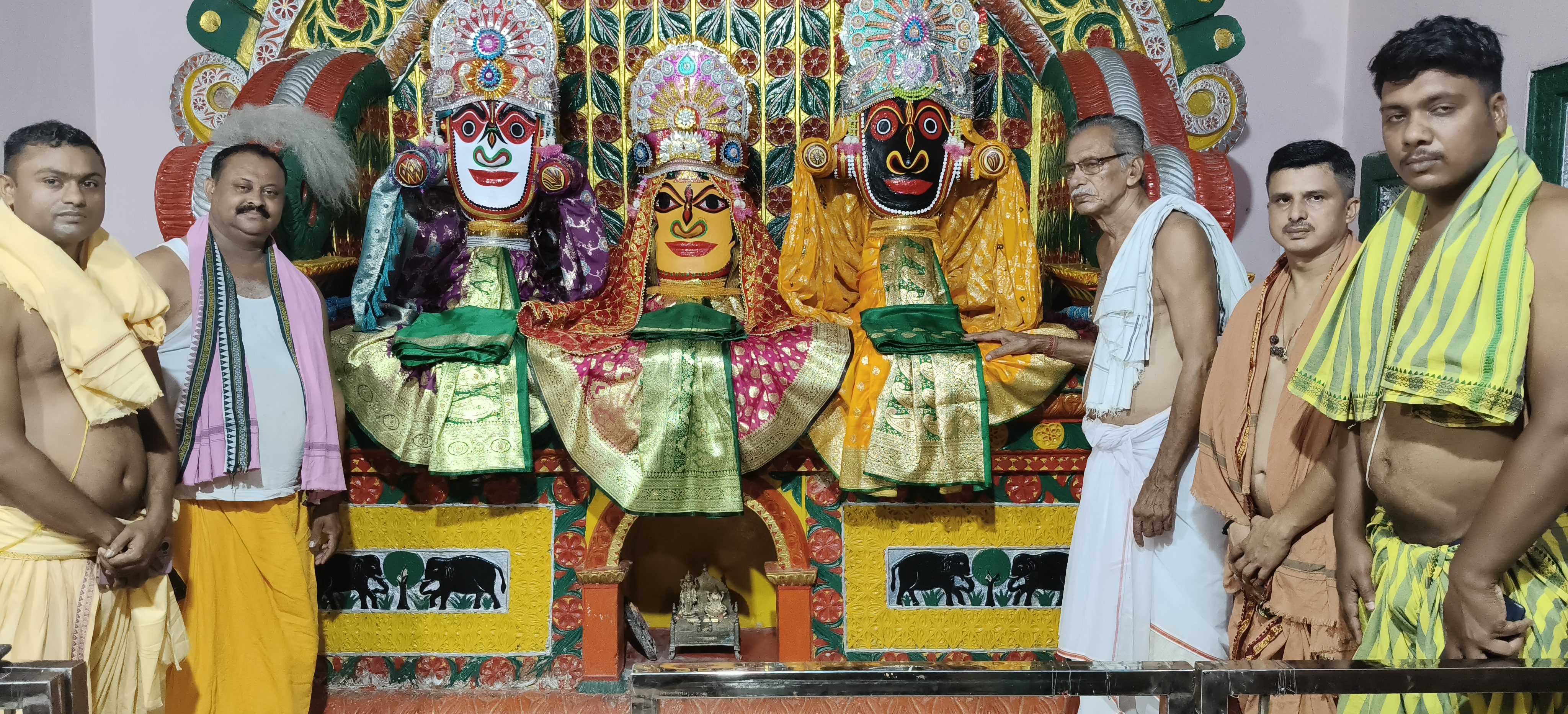 रत्न सिंहासन पर विराजमान हुए चतुर्धा विग्रह, सुबह से ही दर्शन को उमड़ी श्रद्धालुओं की भीड़