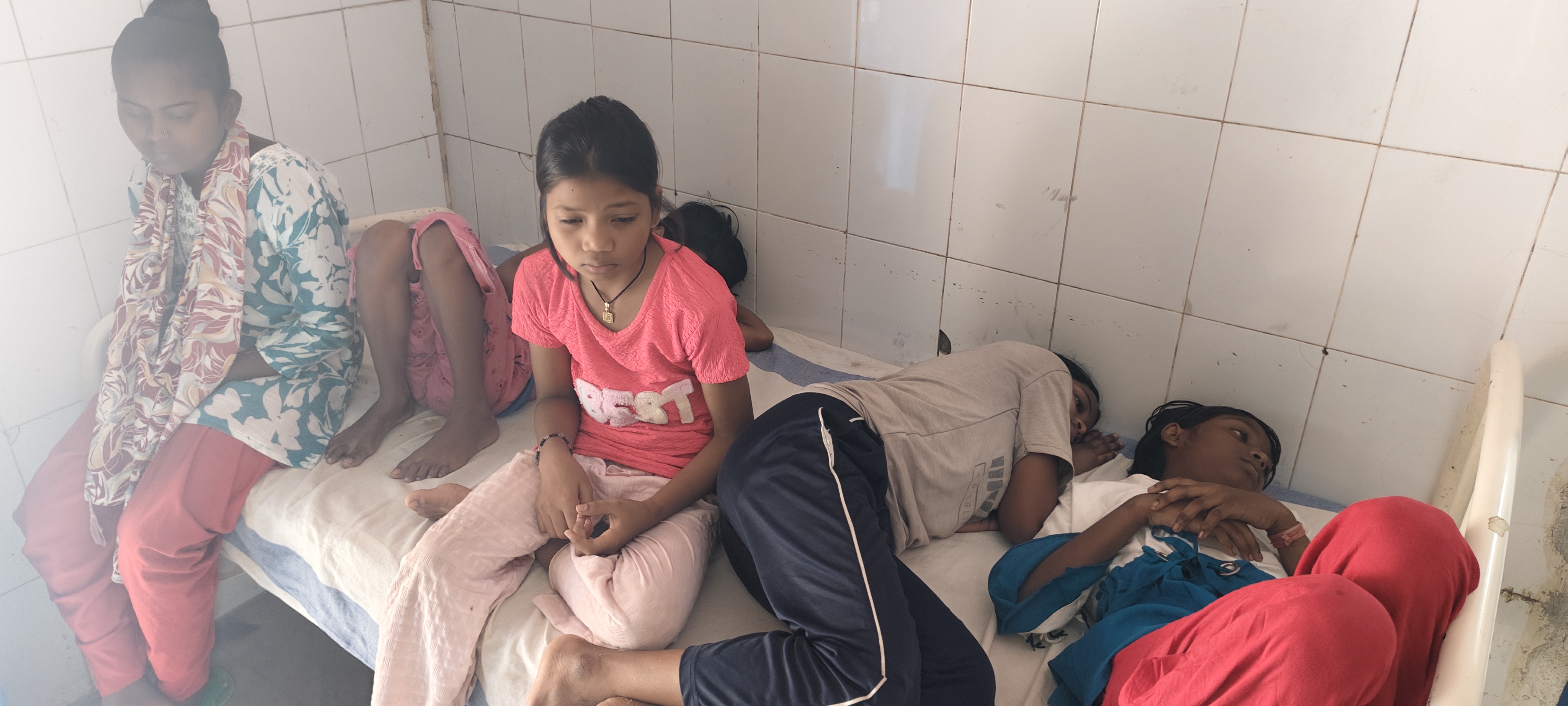गोपालगंज: कुचायकोट के कस्तूरबा विद्यालय में छह छात्राओं की अचानक बिगड़ी तबीयत, अस्पताल में कराया गया भर्ती