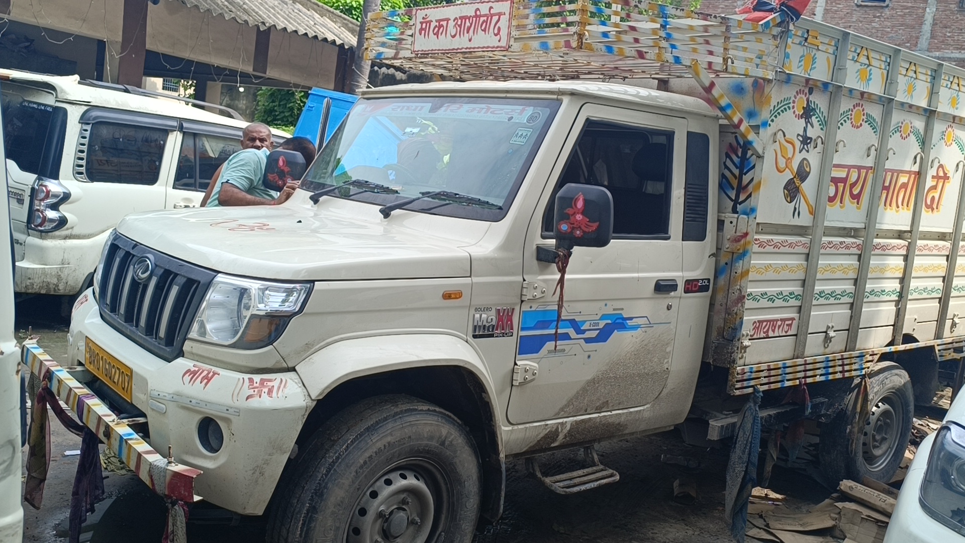 सीवान: मैरवा में पिकअप के गुप्त तहखाने से 887 लीटर अंग्रेजी शराब बरामद, 10 लाख की खेप जब्त