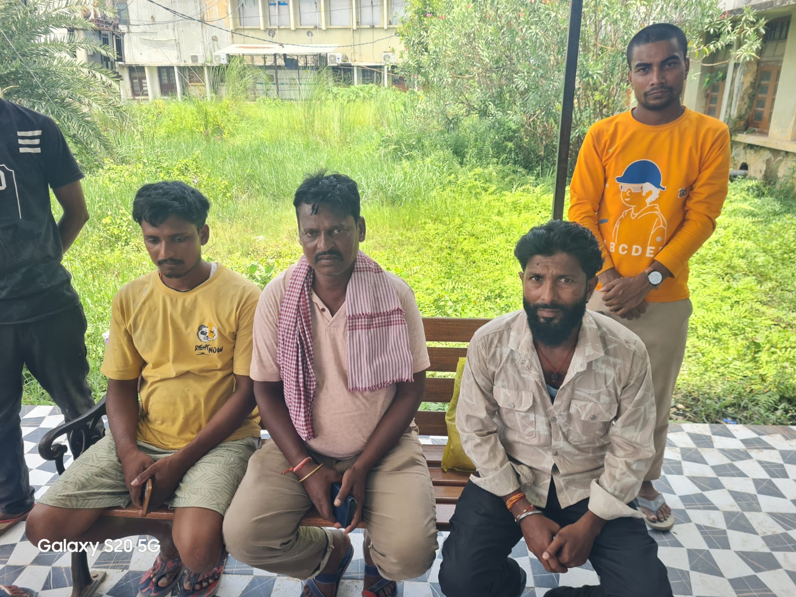 तेज रफ्तार हाइवा की टक्कर से 23 वर्षीय युवक की मौत, पिता घायल