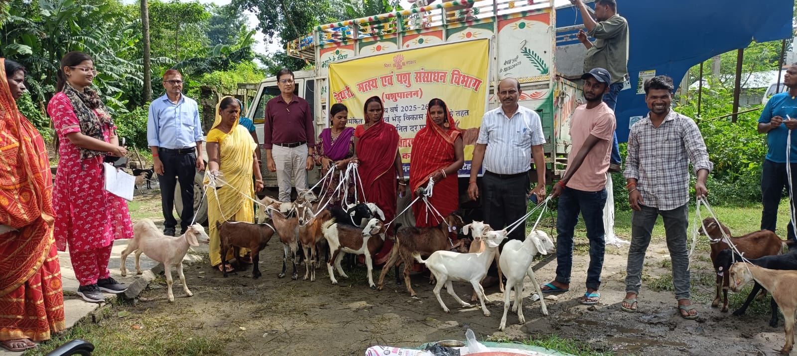 प्राणपुर में 25 लाभुकों को अनुदानित दर पर मिली बकरियां, आय बढ़ाने को सरकार की पहल