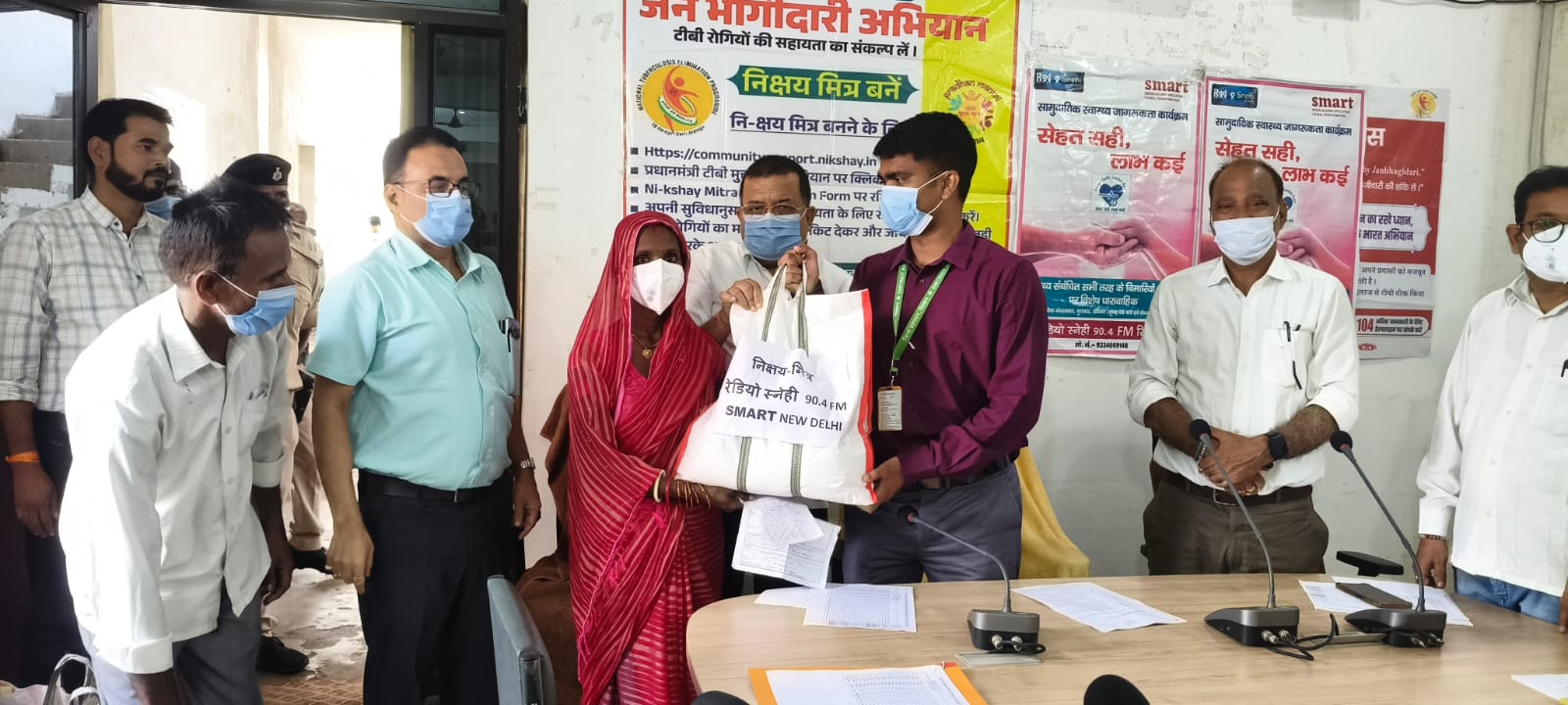 टीबी मुक्त भारत अभियान के तहत 32 मरीजों को मिला फूड बास्केट. डीएम ने निक्षय मित्र बनने की अपील की