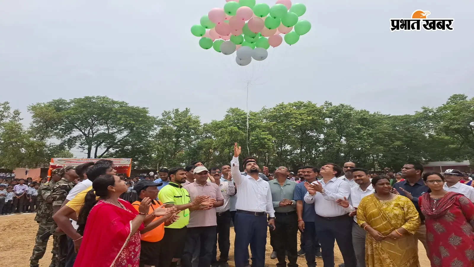 Subroto Cup Football: पलामू डीसी ने फुटबॉल पर किक मारा और चैनपुर में शुरू हो गया सुब्रतो कप टूर्नामेंट