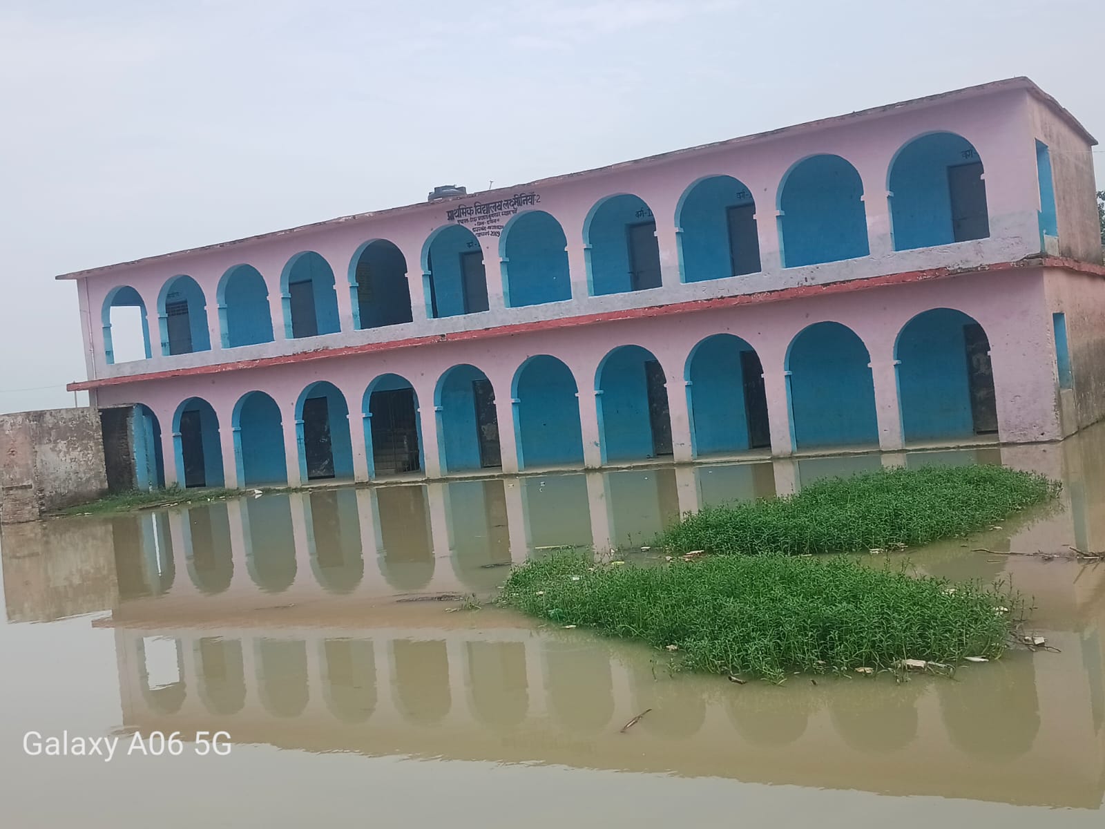 इटहर, चौकिया और लक्ष्मीनिया गांवों का प्रखंड मुख्यालय से टूटा सड़क संपर्क