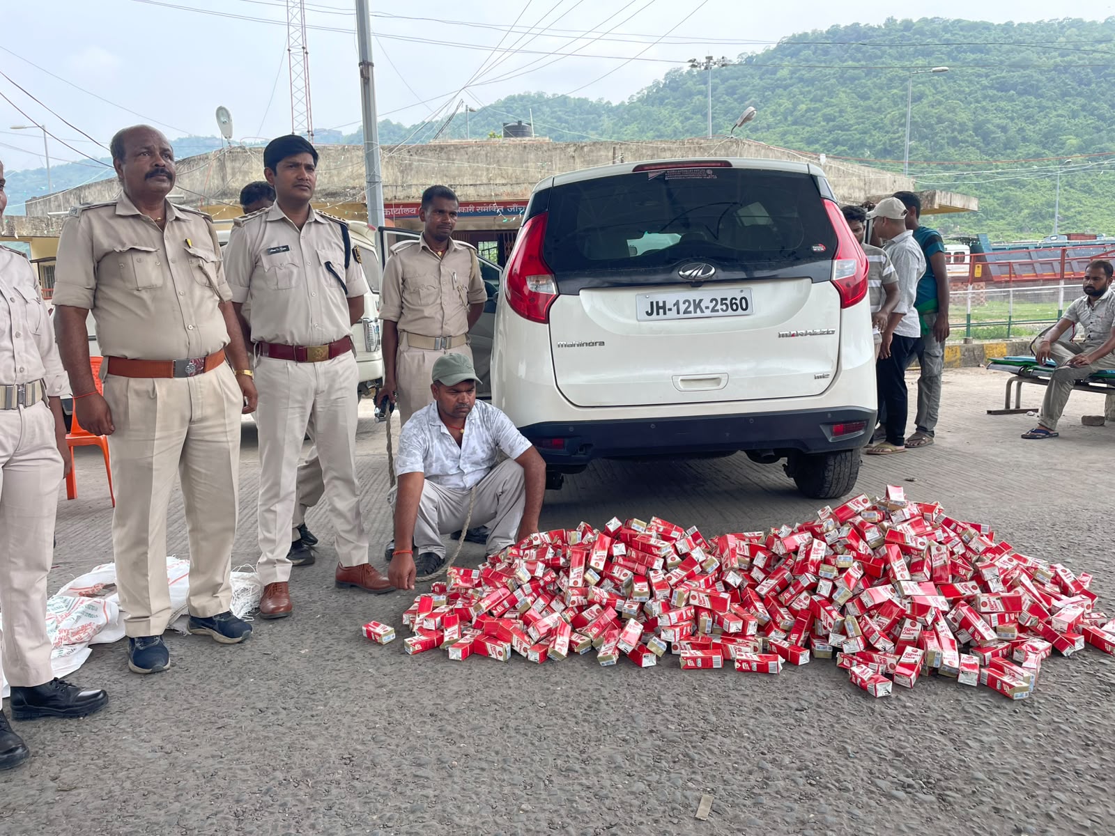 लग्जरी कार में बने तहखाने से 121.68 लीटर शराब बरामद