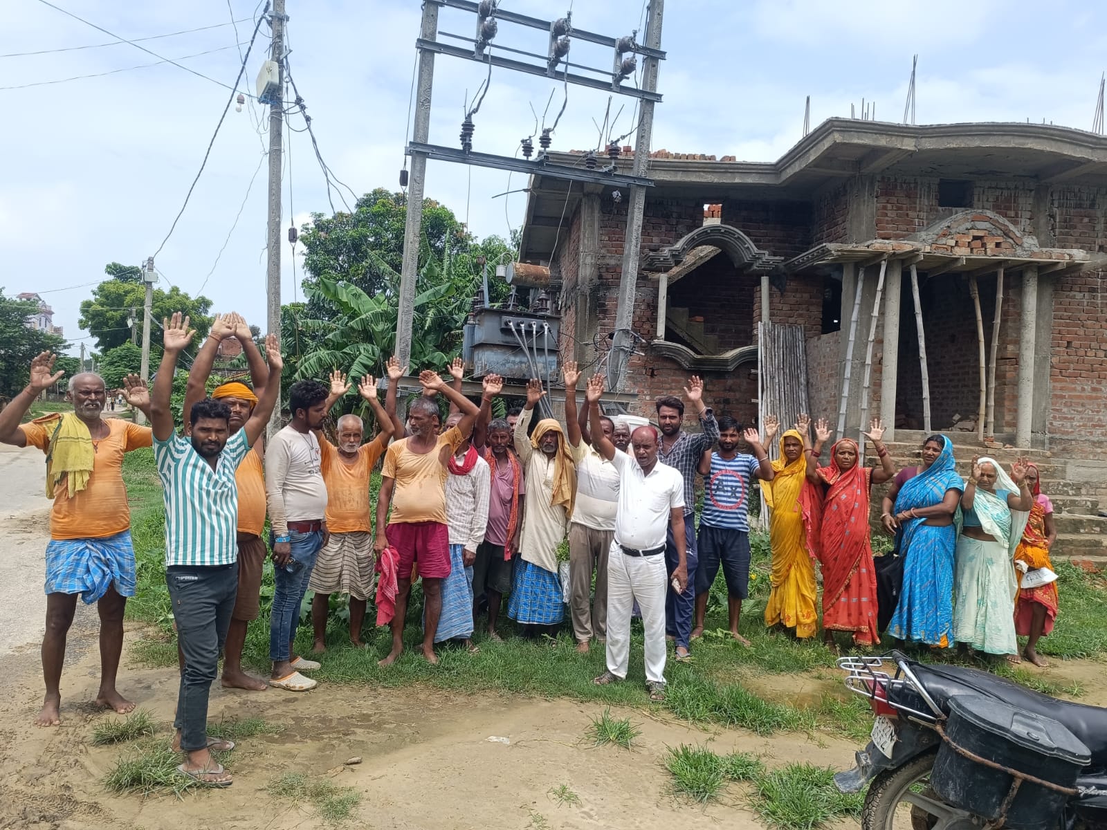चार दिनों से ट्रांसफार्मर खराब, सैकड़ों घर में छाया अंधेरा