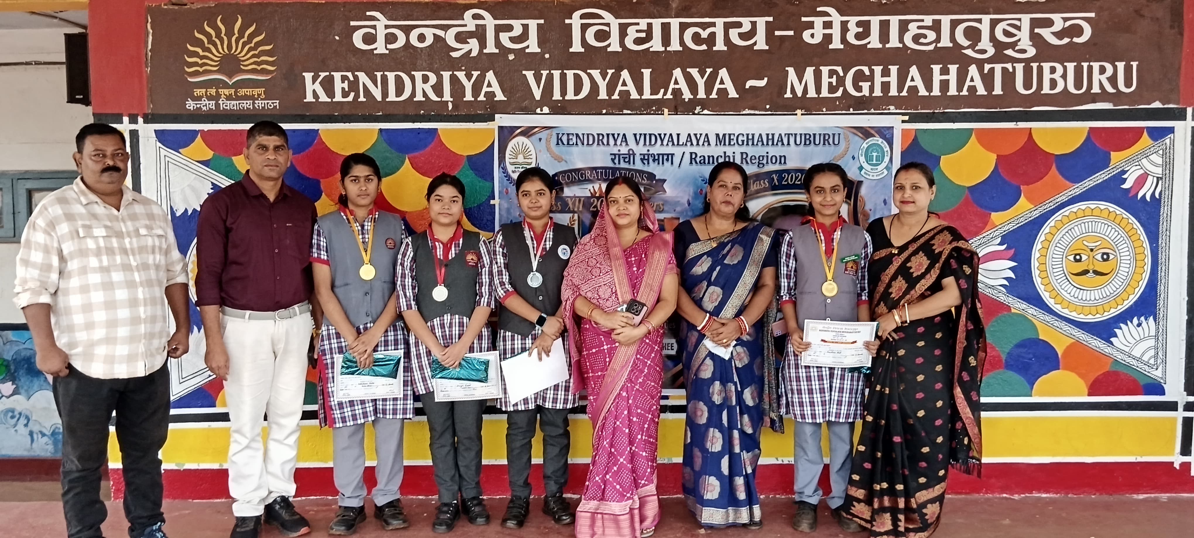 गुवा : केंद्रीय विद्यालय के मेधावी विद्यार्थियों को मिला सम्मान
