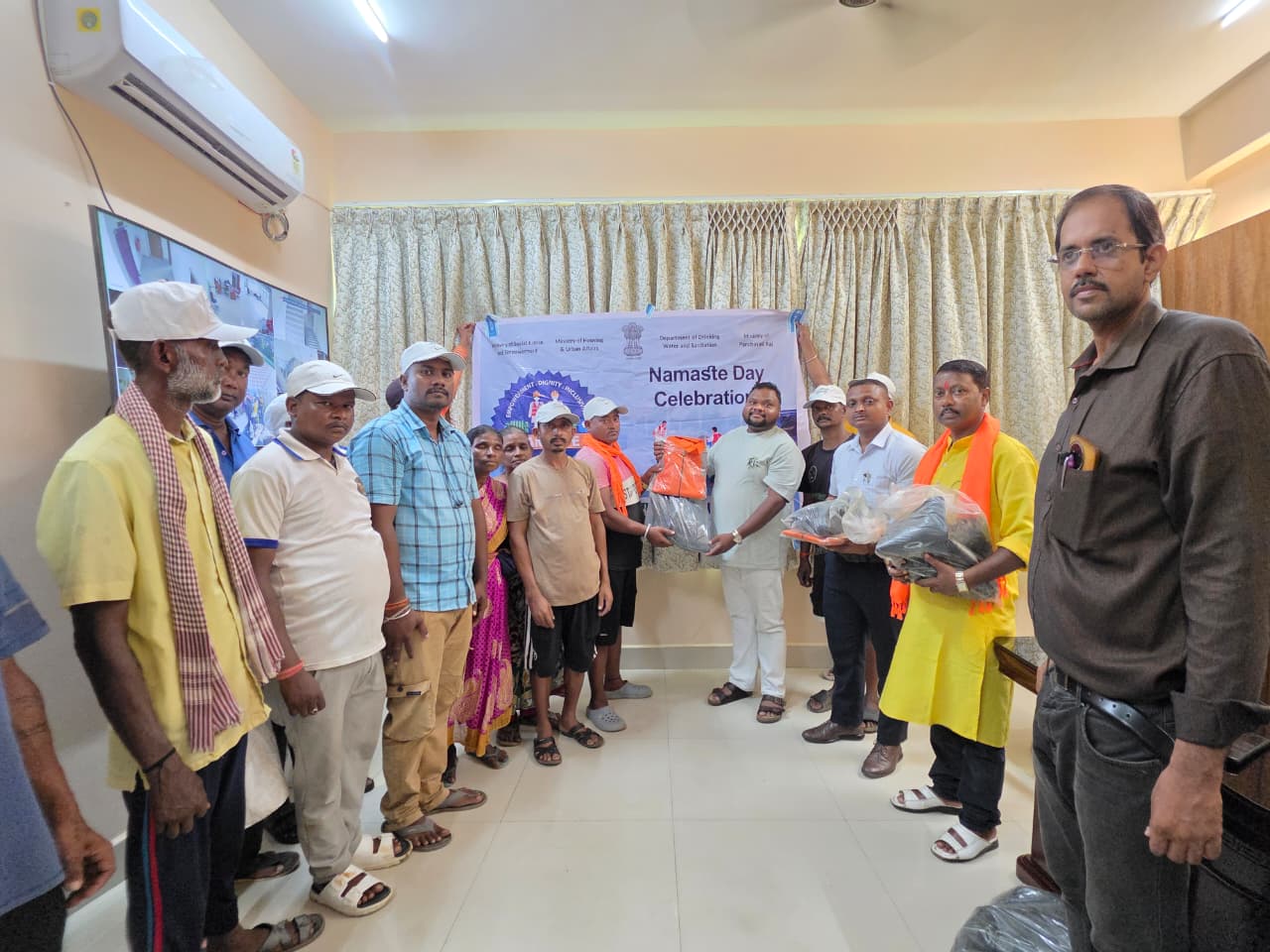 नमस्ते दिवस पर नगर परिषद ने सफाई कर्मियों को वितरित की पीपीई किट, योजना की दी जानकारी