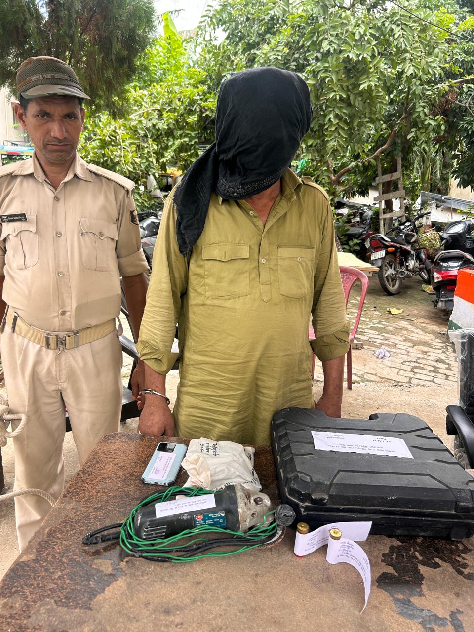 पटना में घर में चल रही थी अवैध हथियार बनाने की फैक्ट्री, पुलिस ने सेवानिवृत्त कर्मचारी को दबोचा