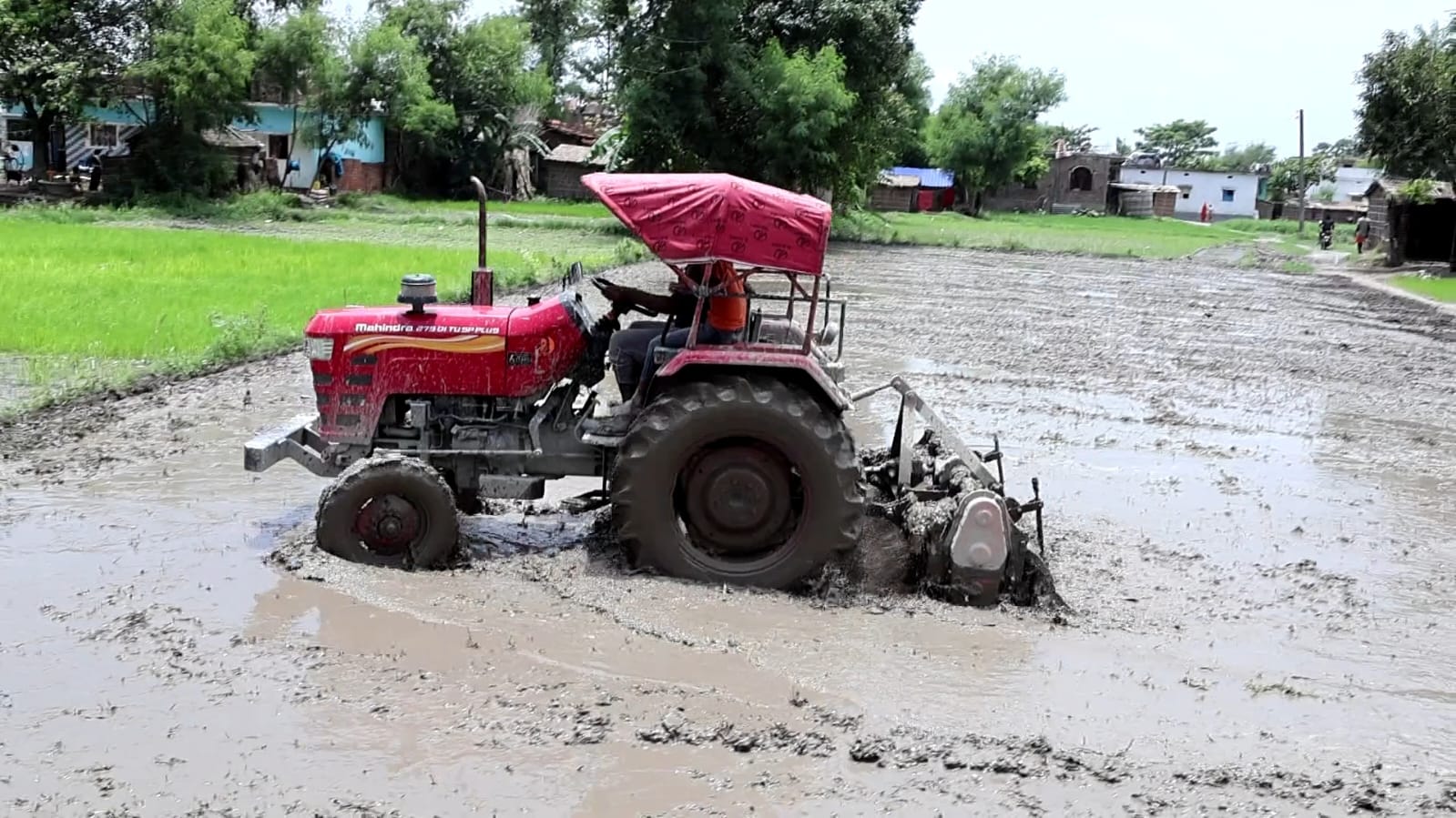 मुजफ्फरपुर: ग्रामीण इलाकों में झमाझम बारिश के बाद भी किसान परेशान, ₹200 प्रति घंटा की दर से पटवन कर धान रोपनी को मजबूर