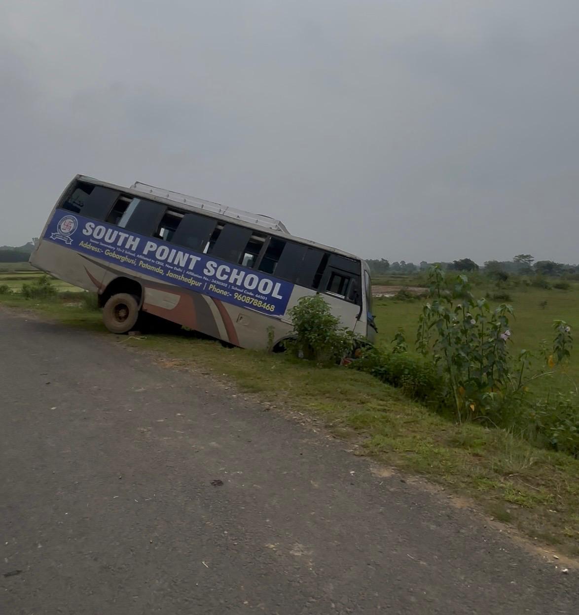 ब्रेक फेल होने से खेत में घुसी स्कूली बस, बाल-बाल बचे 40 बच्चे