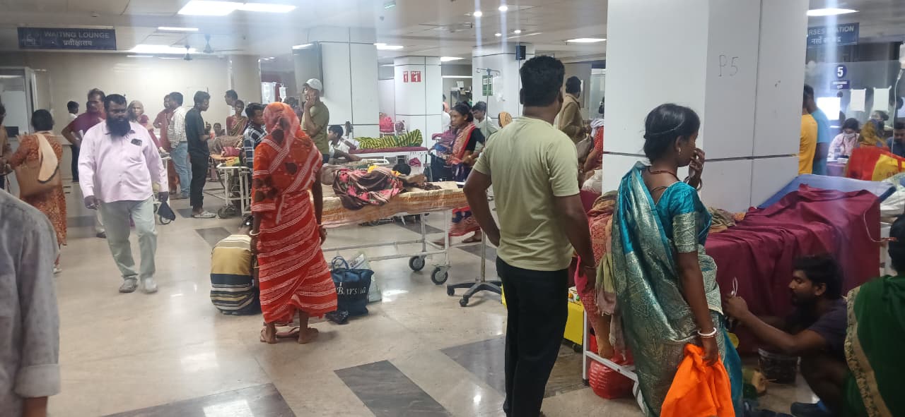 एमजीएम अस्पताल की इमरजेंसी में बढ़े मरीज, स्ट्रेचर तक खाली नहीं