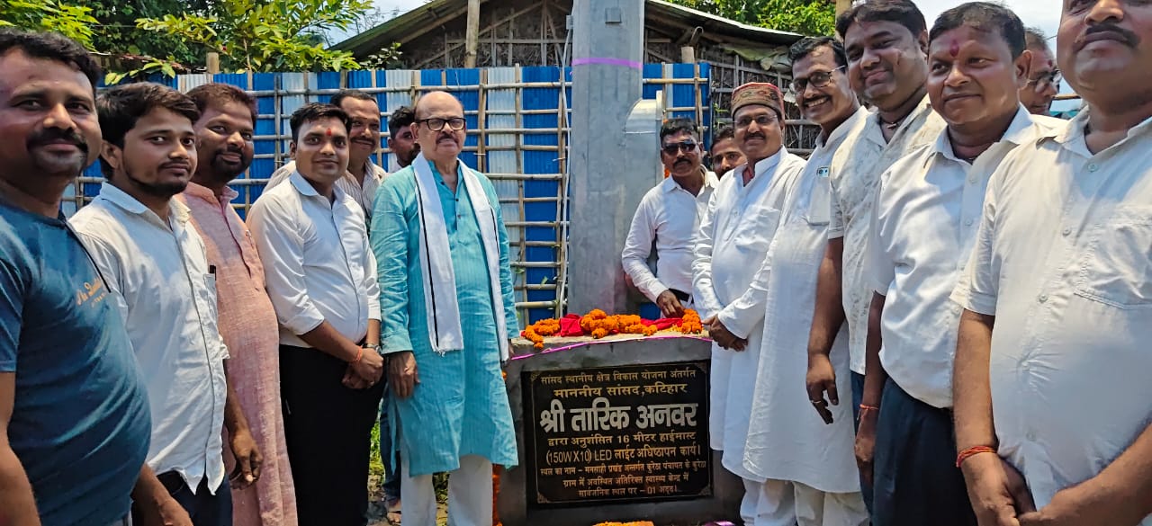 सांसद ने सड़क की बदहाली पर उठाए सवाल, हाई मास्क लाइट का किया उद्घाटन