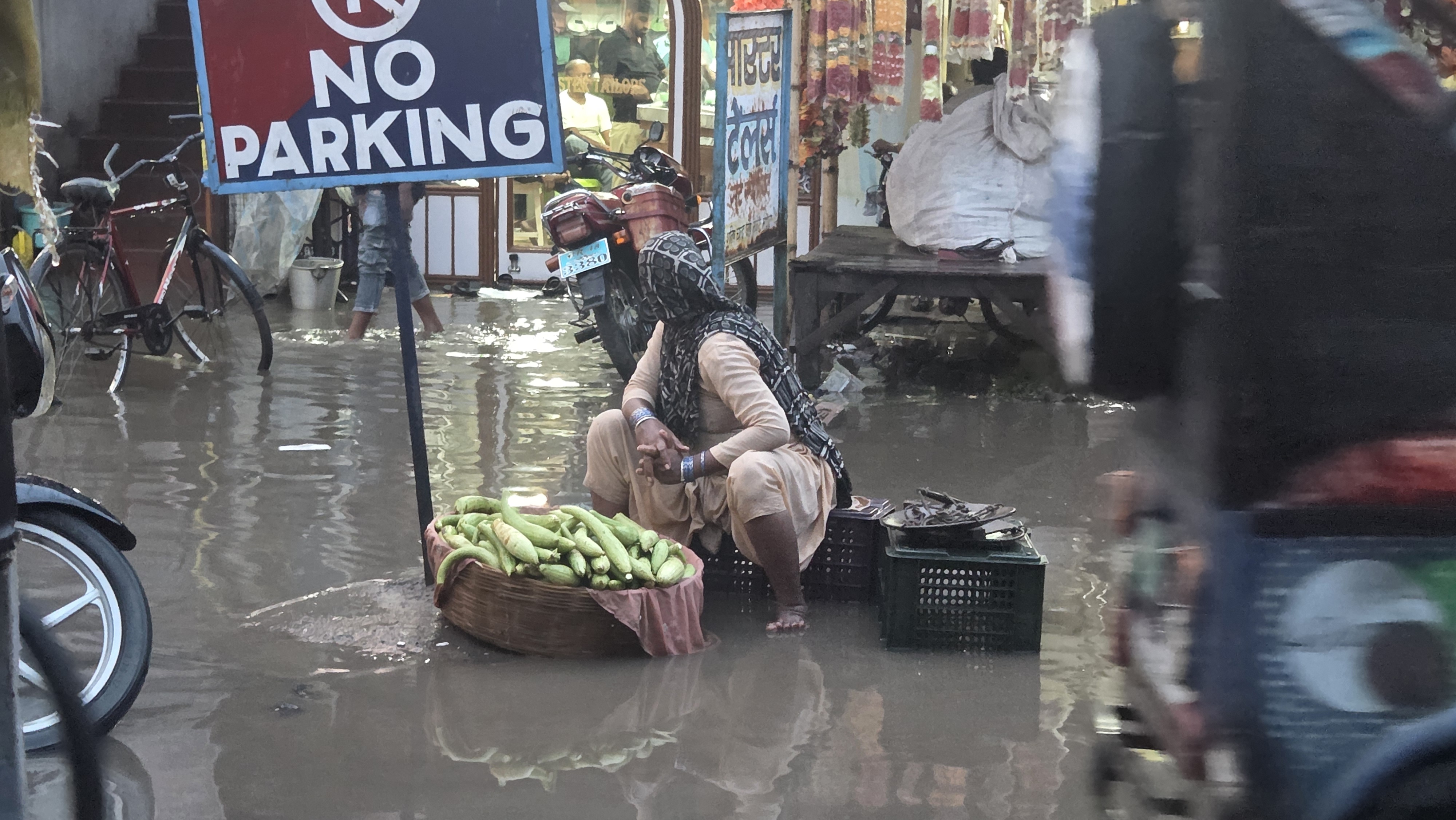 मधेपुरा में दो घंटे की बारिश से डूबा मुख्य बाजार: सड़कों पर लगा घुटनों तक पानी