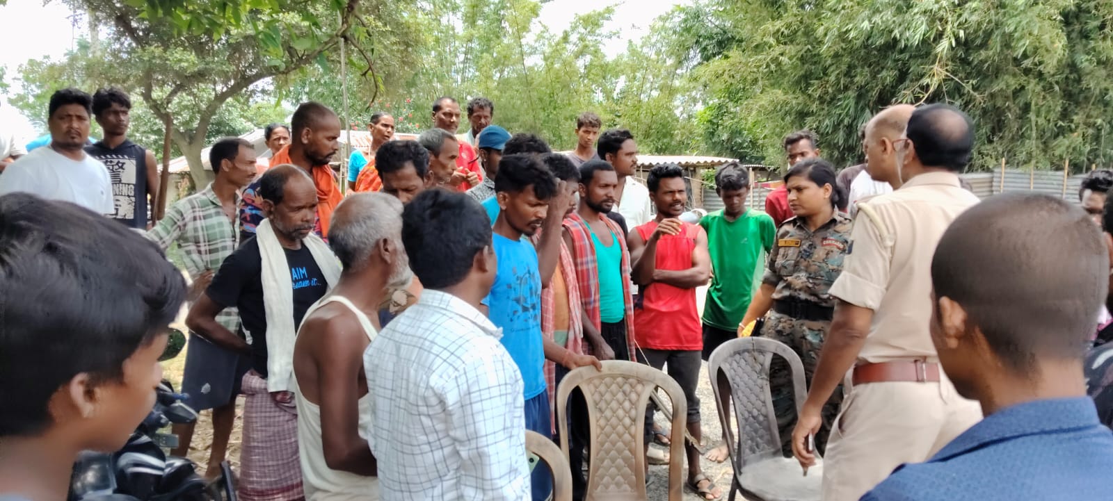14 वर्षीय आदिवासी किशोरी लापता, गिट्टी प्लांट के बाहर तीर-धनुष के साथ प्रदर्शन