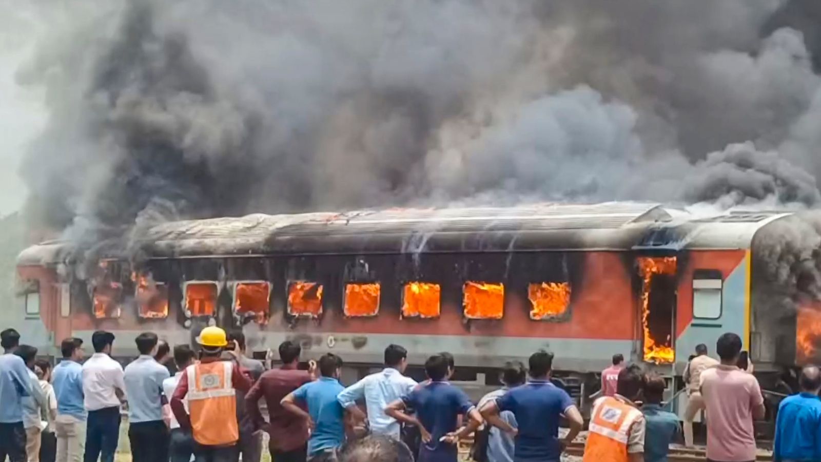 साबरमती कालीगाम रेलवे यार्ड में लगी आग