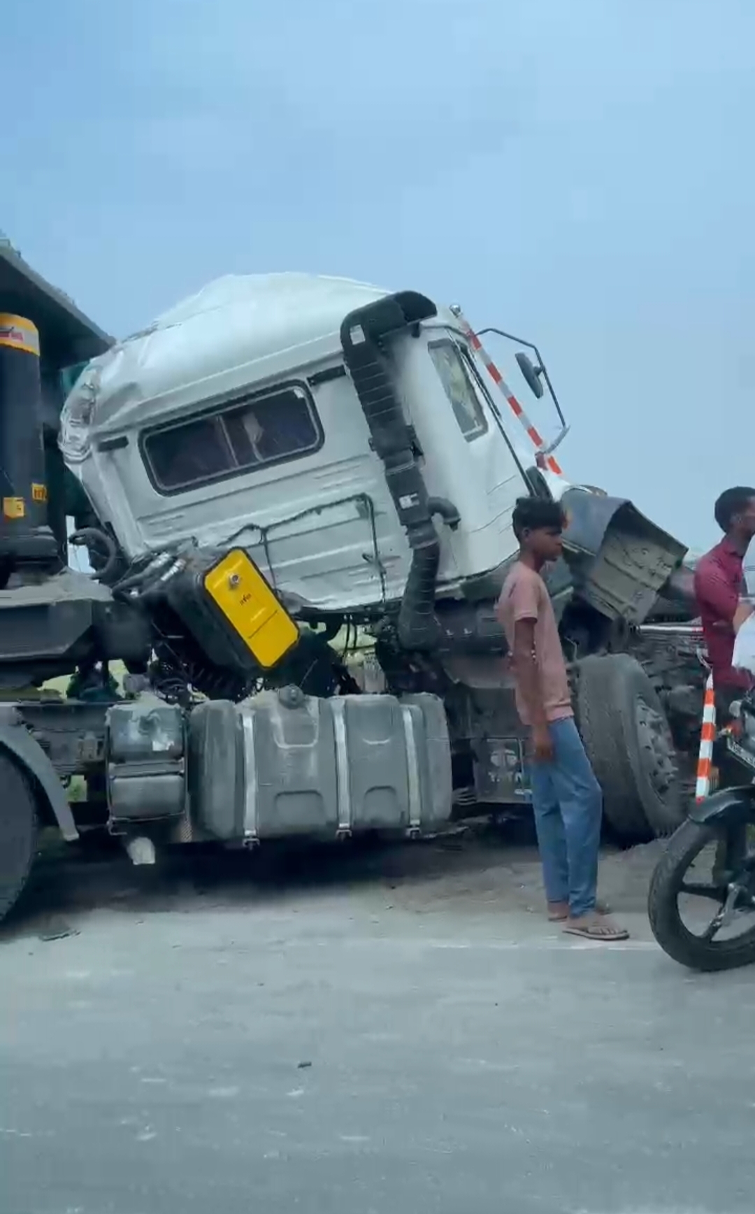 औरंगाबाद जिले के NH-139 पर अनियंत्रित हाइवा गड्ढे में पलटा, चालक और खलासी बाल-बाल बचे