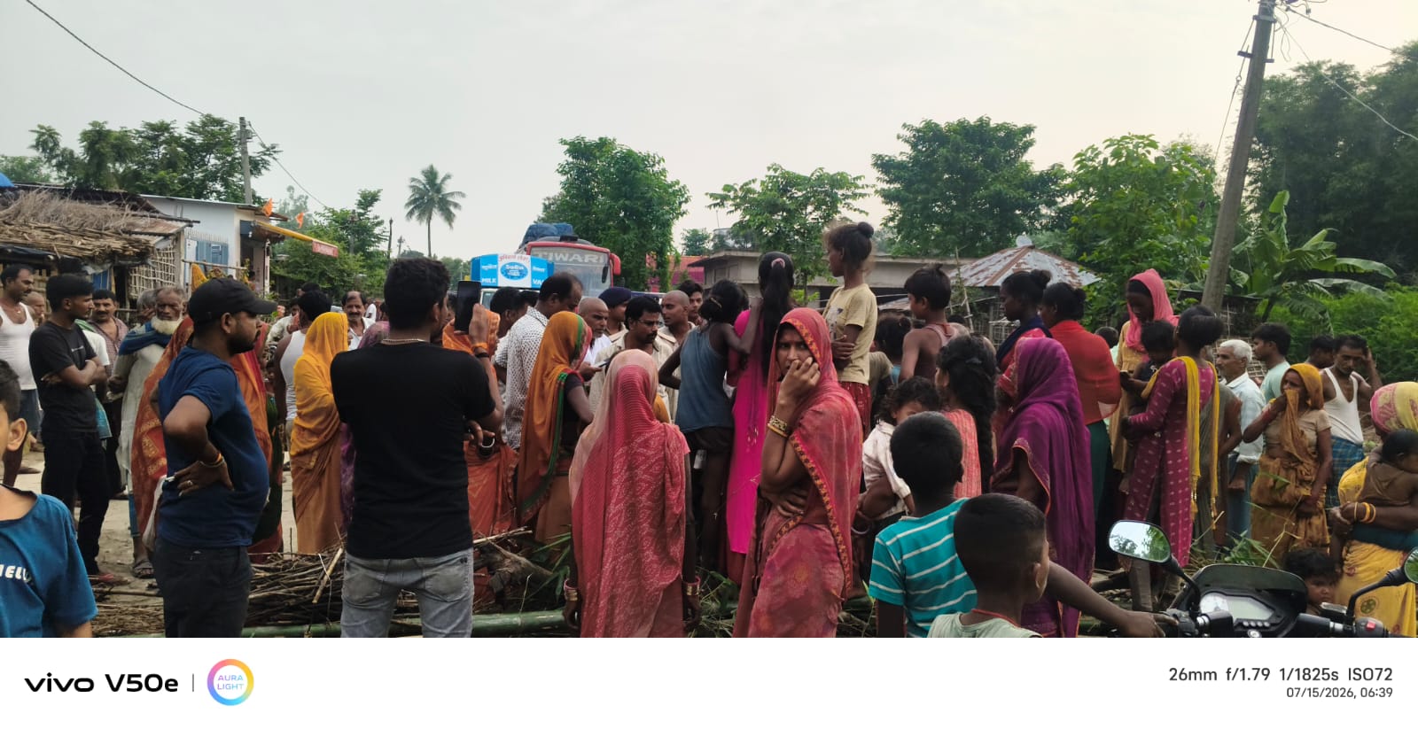 जदिया में सड़क की समस्या को लेकर ग्रामीणों का फूटा गुस्सा: 2 घंटे तक हाईवे जाम, मुखिया प्रतिनिधि व CO की पहल पर खुला मार्ग