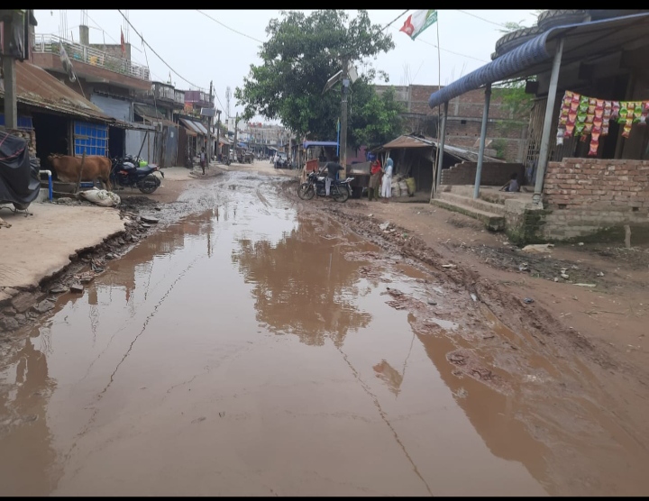 बसैटी बाजार में ब्रिटिशकालीन पलटनिया सड़क बनी तालाब, जलजमाव से राहगीर बेहाल