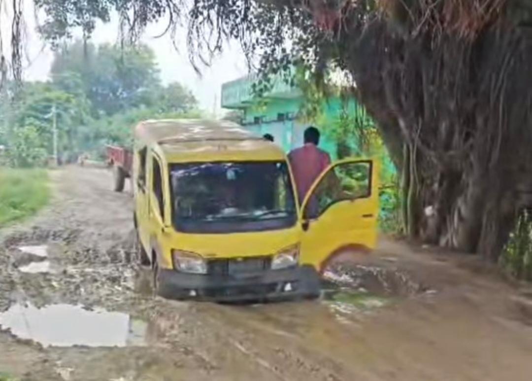 स्कूल वाहन फंसने का वीडियो वायरल होने के 3 घंटे में दुरुस्त हुआ रिंग बांध का खतरनाक गड्ढा