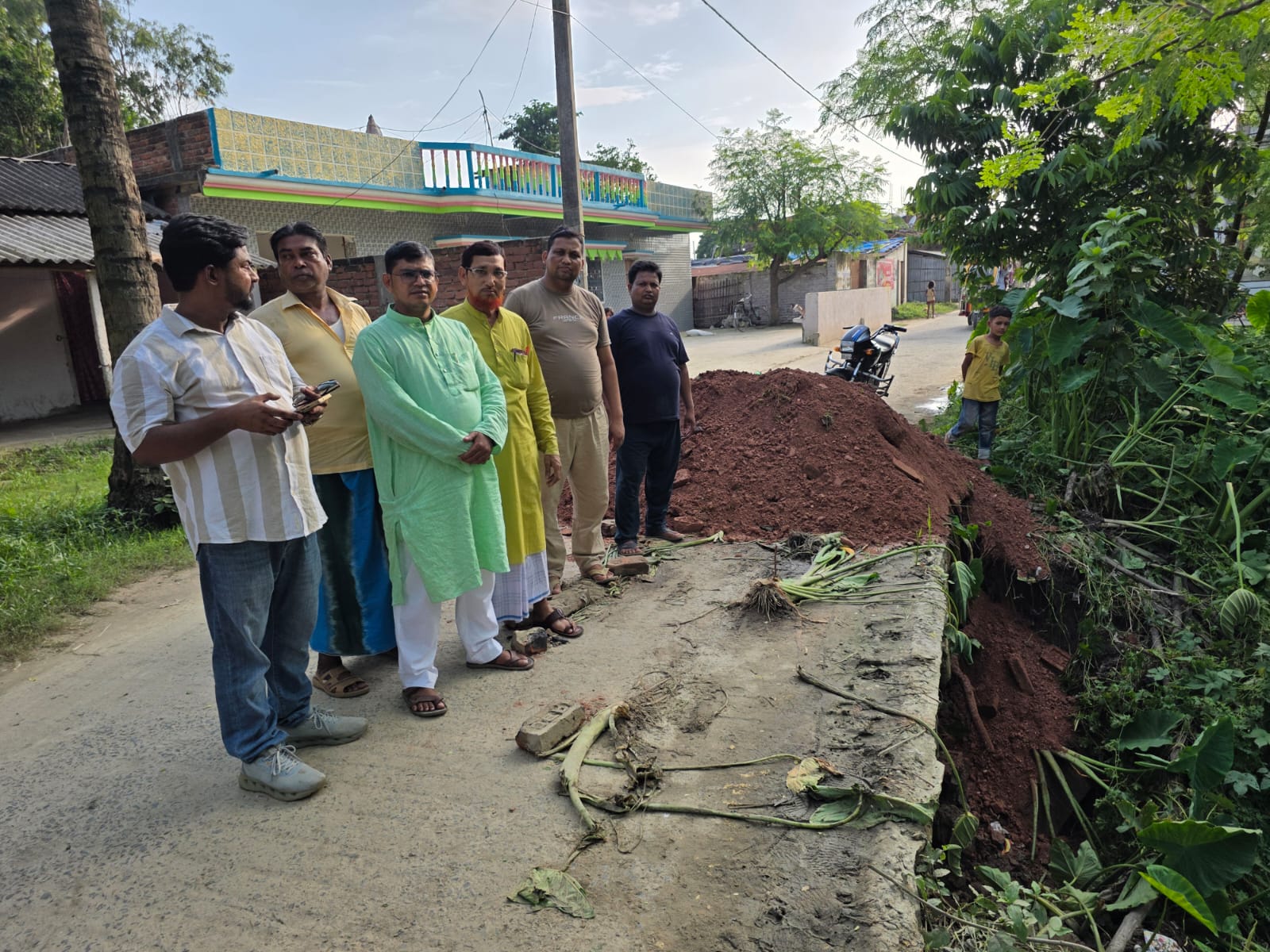 बारिश में सड़क के नीचे से बह गई मिट्टी, हादसे के खतरे के बीच युवाओं ने संभाली जिम्मेदारी