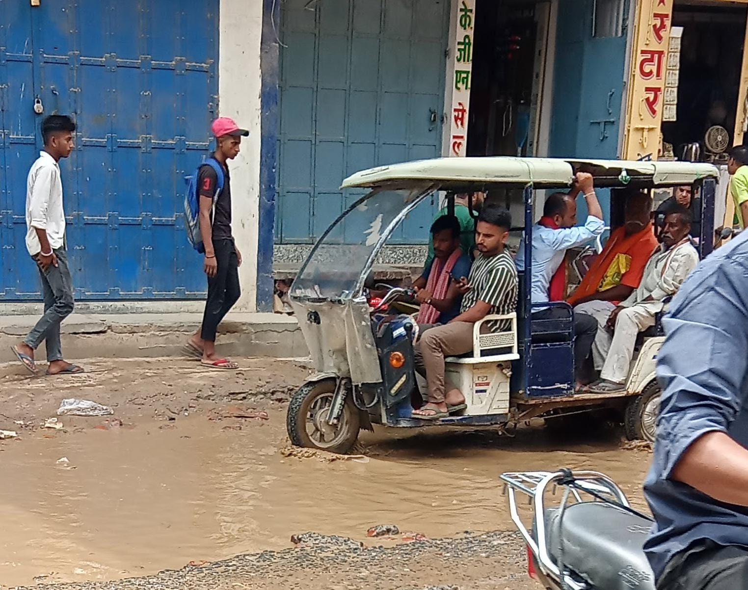 सारण की सड़कों पर 200 से अधिक गड्ढे, बारिश में बढ़ा हादसों का खतरा, लोगों का चलना हुआ मुश्किल