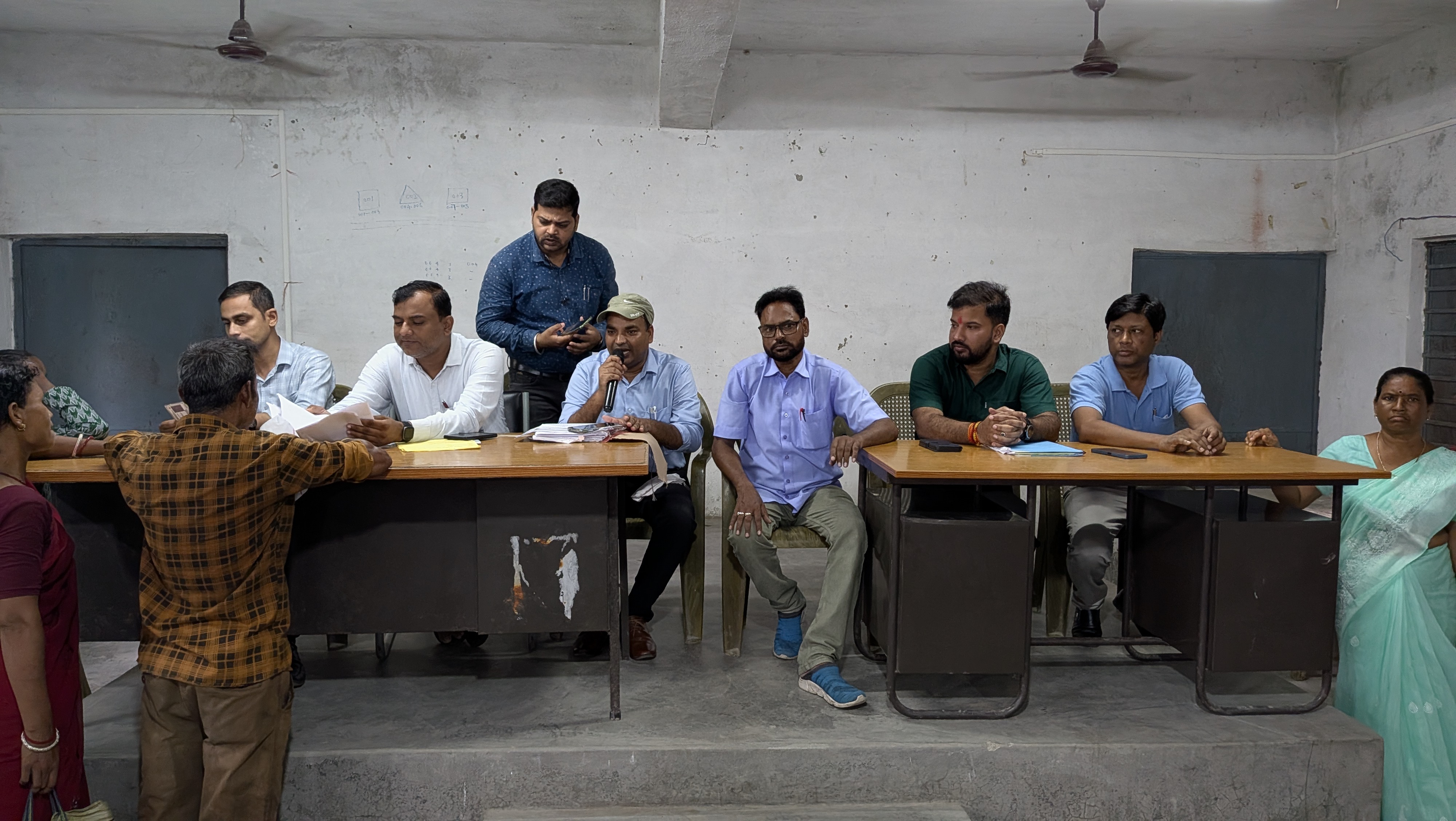 ठाकुरगंज में नेपाली नागरिकों को भारतीय नागरिकता प्रक्रिया की दी गई जानकारी