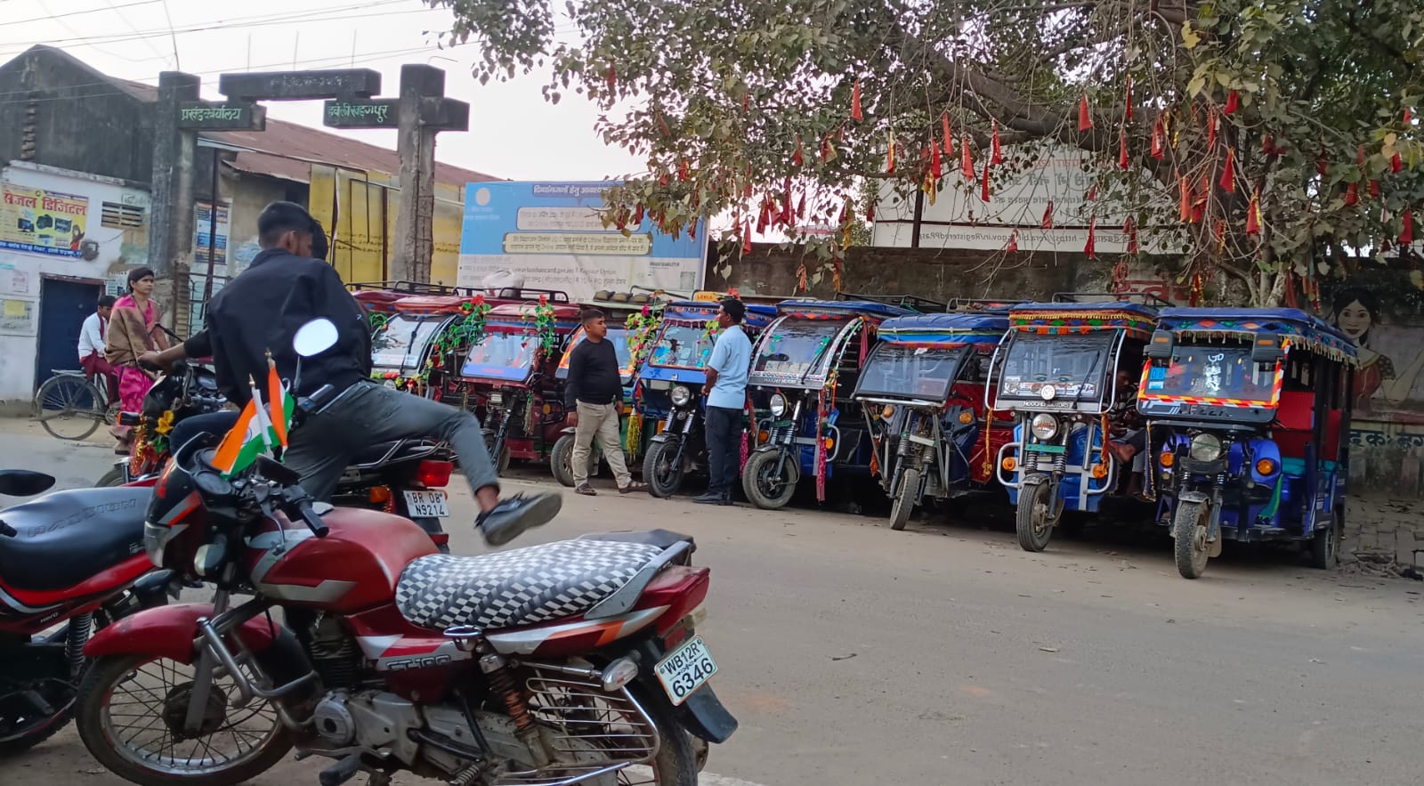 मुंगेर के हवेली खड़गपुर में ई-रिक्शा चालकों की मनमानी से बिगड़ रही यातायात व्यवस्था, हादसों का बढ़ा खतरा