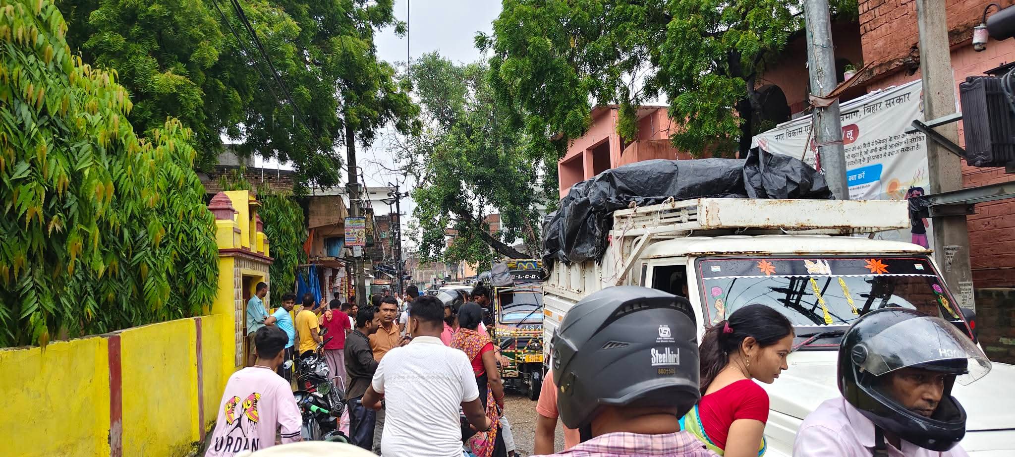 बिजली के खंभे में उतरे करंट से टेम्पो चालक की मौत, बिजली विभाग पर उठे सवाल