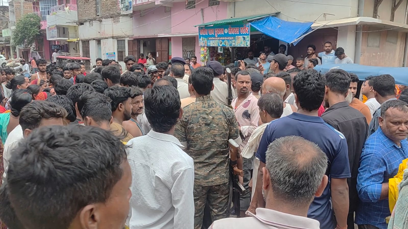 बिजली के पोल ने ली ई-रिक्शा चालक की जान, विभाग पर लापरवाही का आरोप