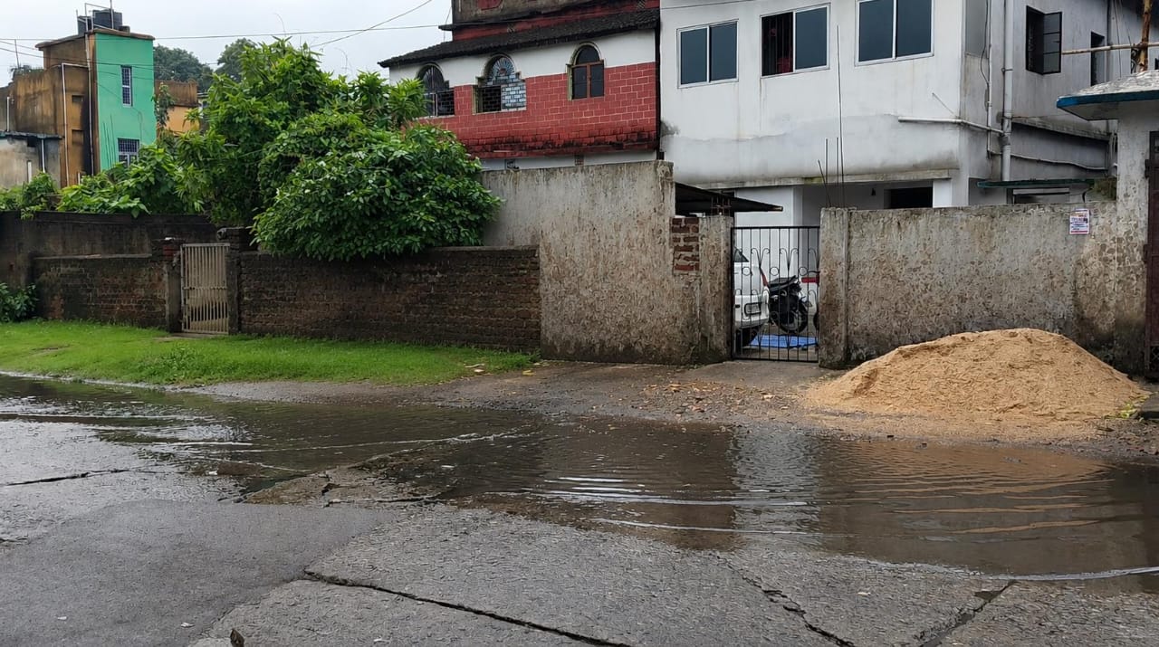 चांडिल स्टेशन बस्ती में नहीं हुई नाले की सफाई, रथ यात्रा से पहले सड़क पर बह रहा गंदा पानी, श्रद्धालुओं की बढ़ी चिंता