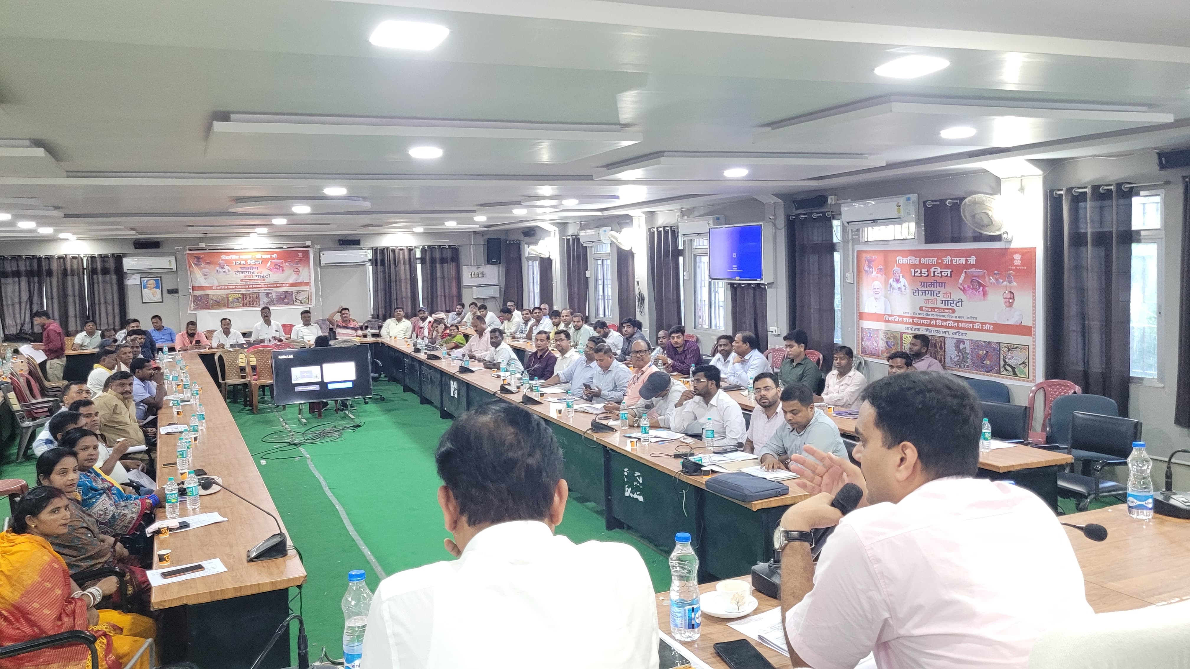पीएम सूर्य घर योजना की समीक्षा, डीएम ने सोलर संयंत्र लगाने में तेजी लाने के दिए निर्देश