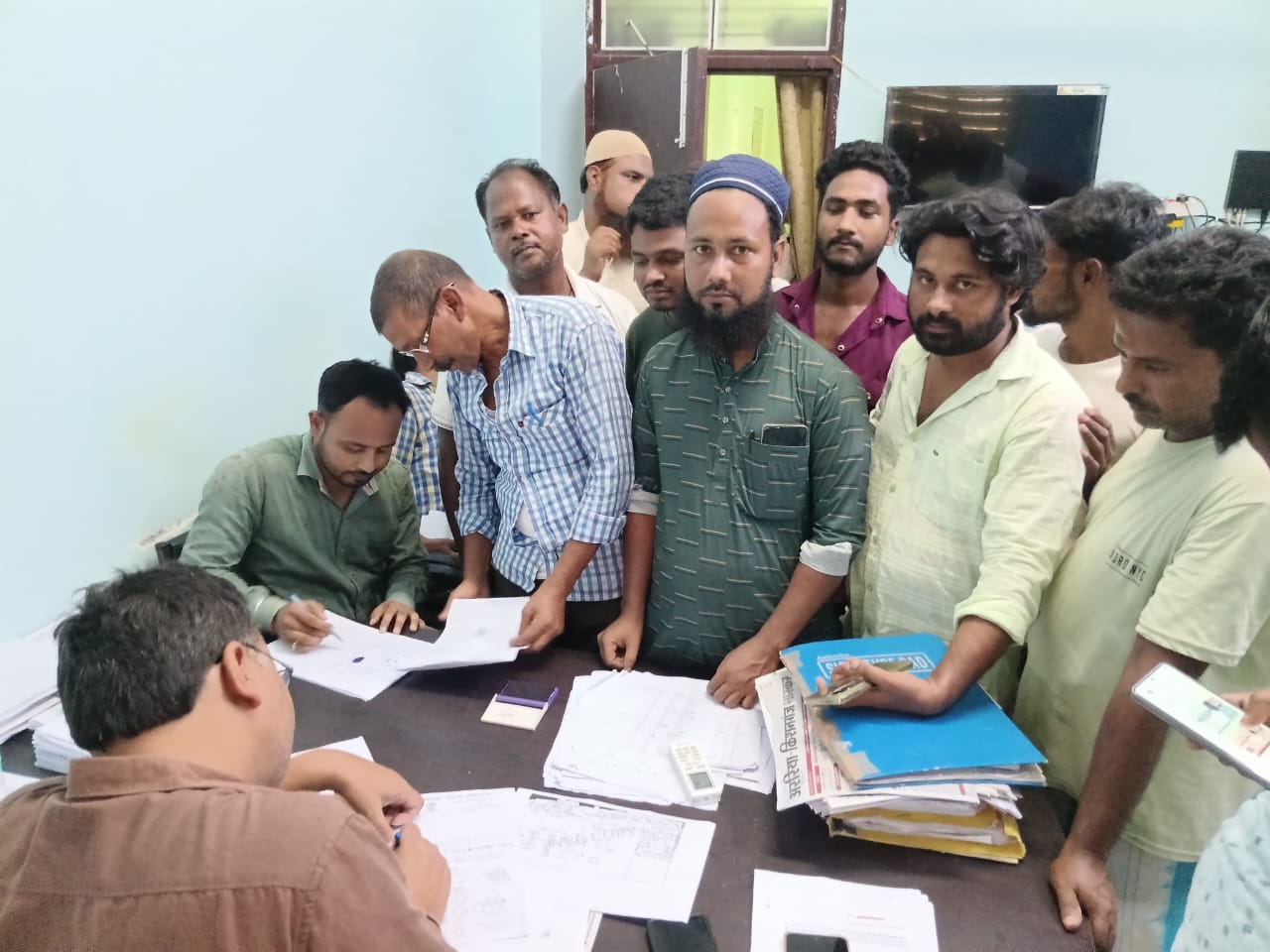 टेढ़ागाछ बाजार में जाम से राहत दिलाने को प्रशासन सख्त, 105 अतिक्रमणकारियों को चेतावनी