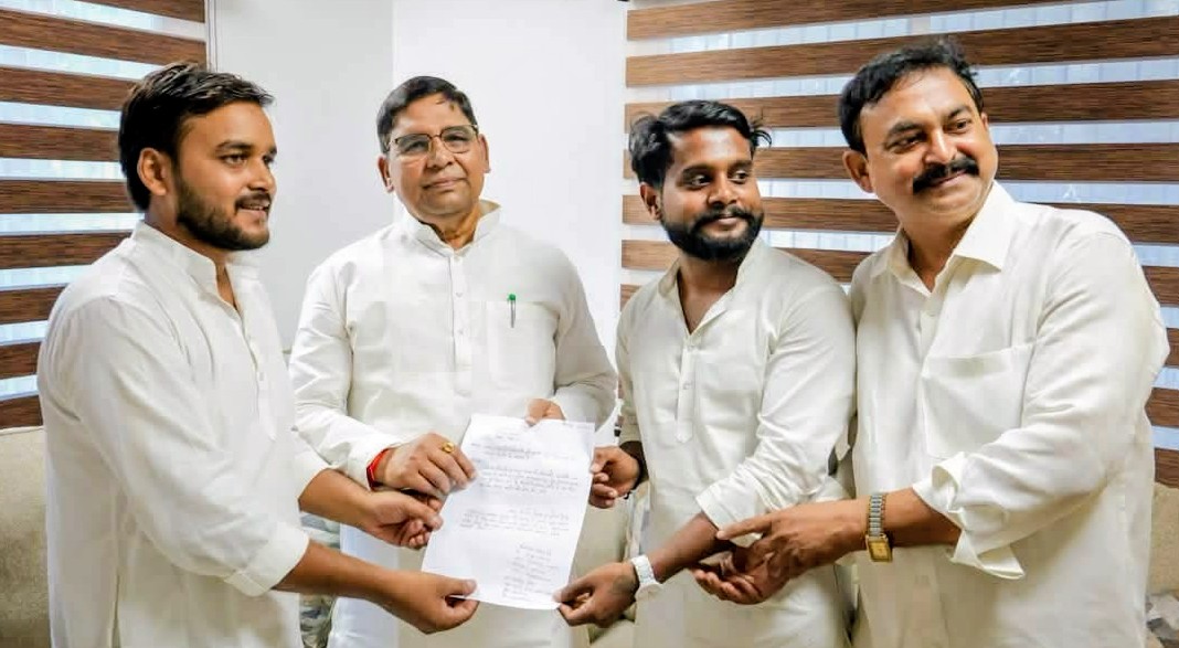 बक्सर में पिंक बस सेवा की उठी मांग, जदयू नेताओं ने परिवहन मंत्री को सौंपा मांगपत्र